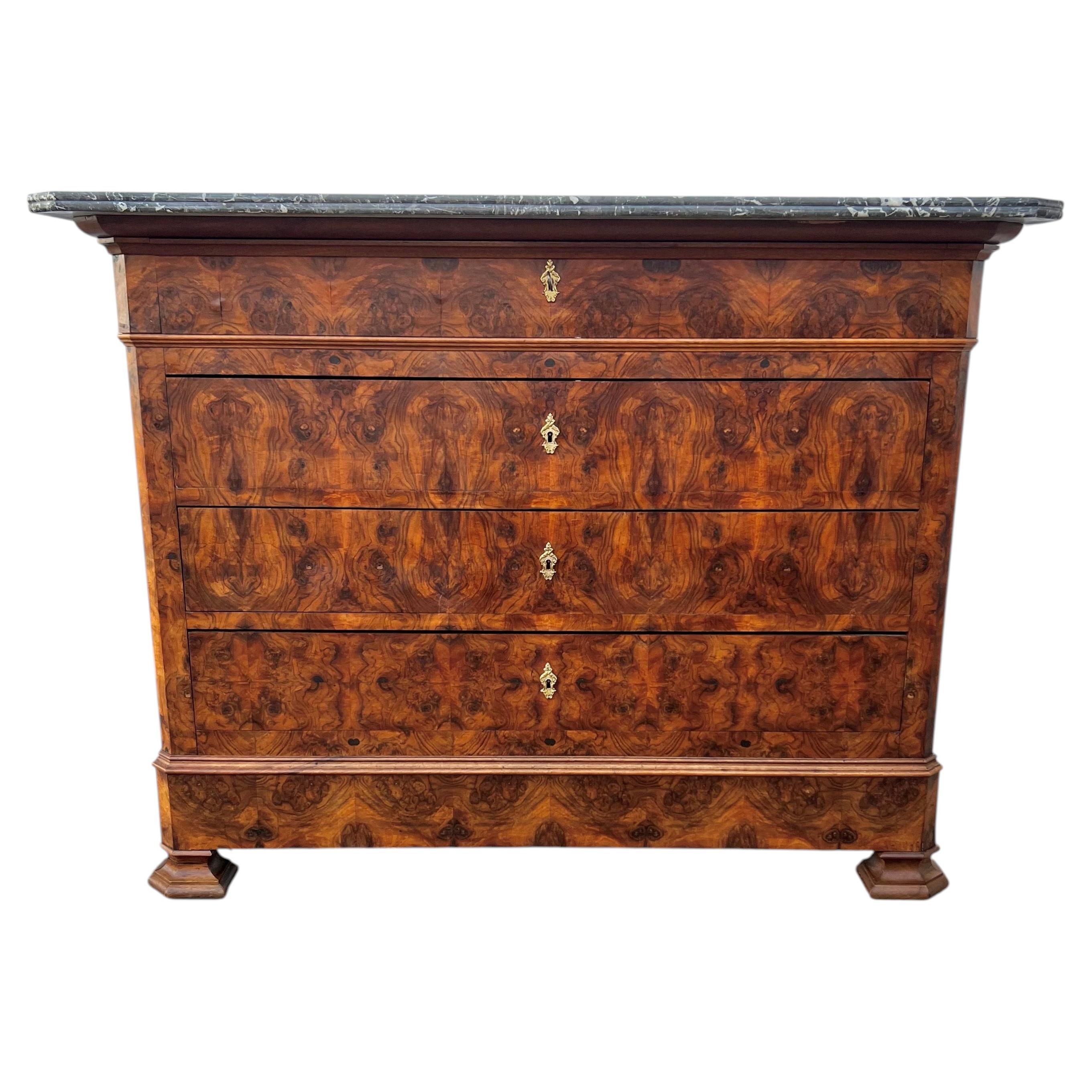 Commode Louis Philippe du 19ème siècle à plateau de marbre en ronce de noyer