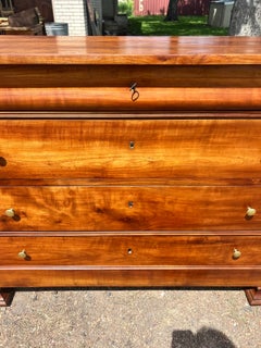 Commode française du XIXe siècle, époque Louis-Philippe, en châtaignier