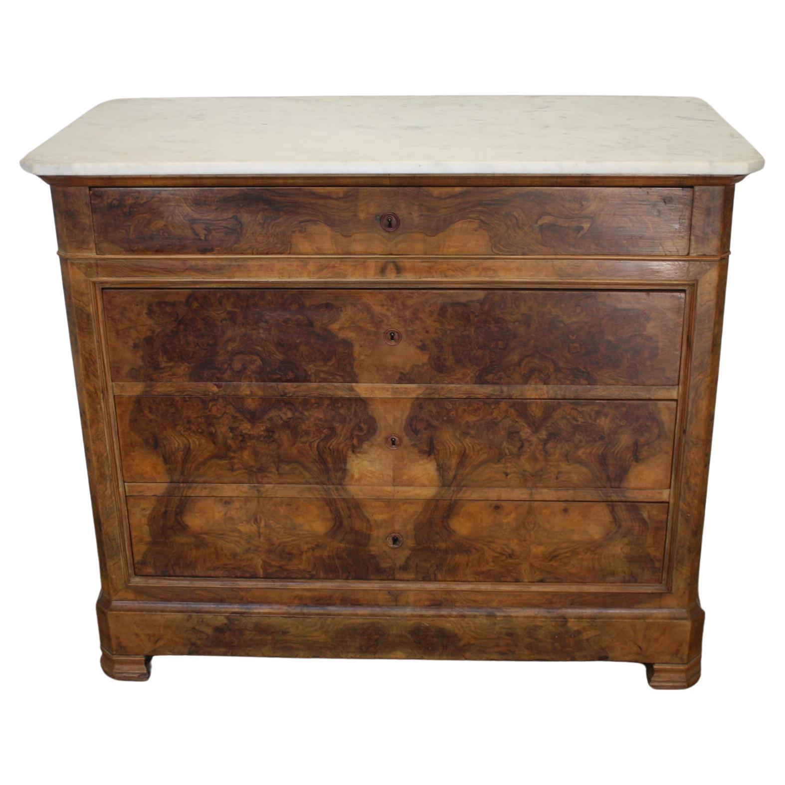 This commode is made of a beautiful flamed walnut with its original marble top. 4 drawers with its keys.
