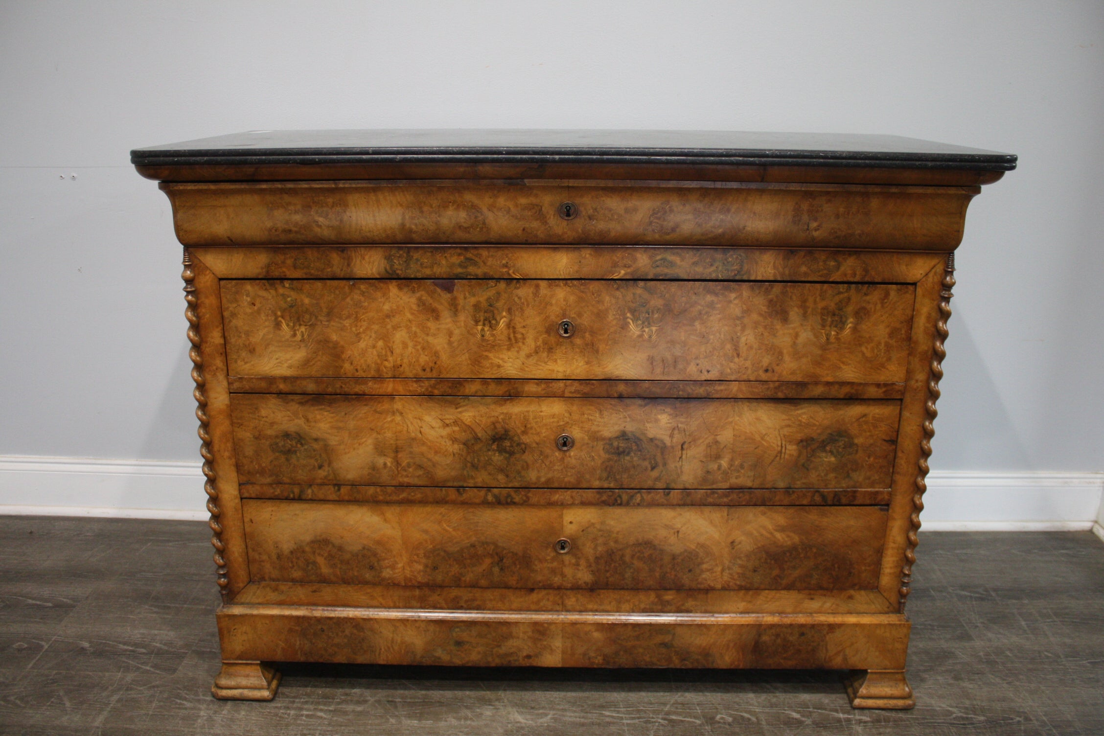 This beautiful Commode is made of burl of walnut with its original marble top, 4 drawers. On each side it has some twisted carving wood, very unusual.
A pleasure for the eyes.