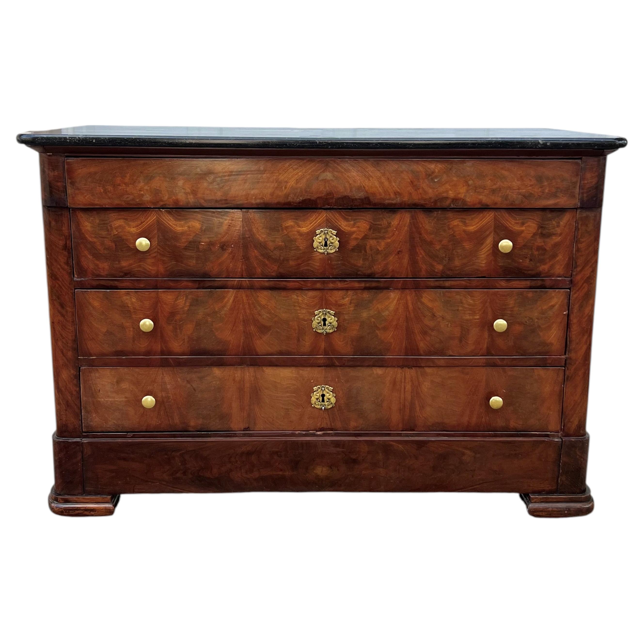 Commode francese del XIX secolo in mogano a fiamma Louis Philippe con piano in marmo