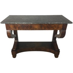 Table console française du XIXe siècle avec plateau en marbre et un tiroir en noyer flammé