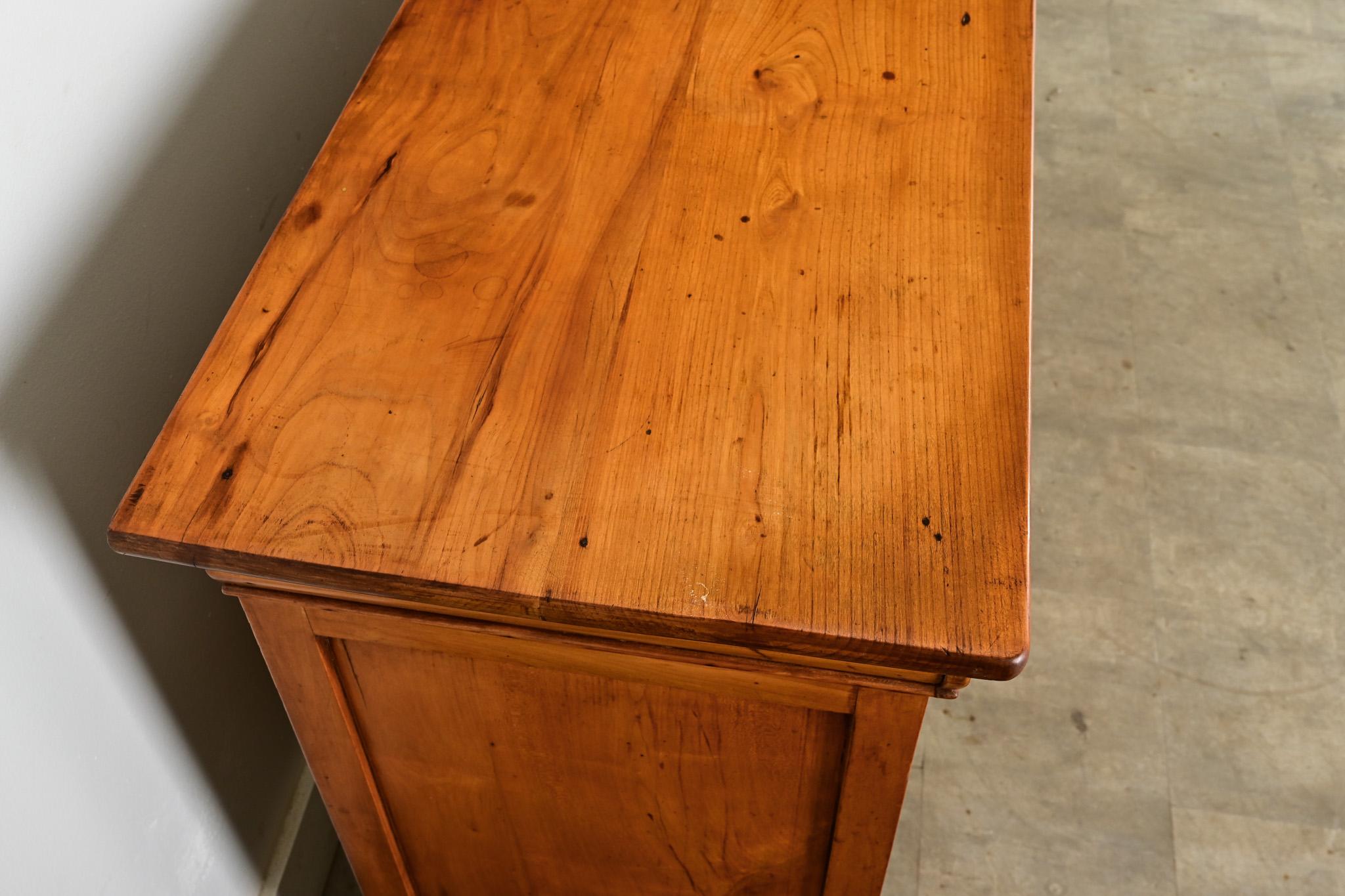 Intagliato a mano Enfilade francese in legno di Louis Philippe del XIX secolo in vendita