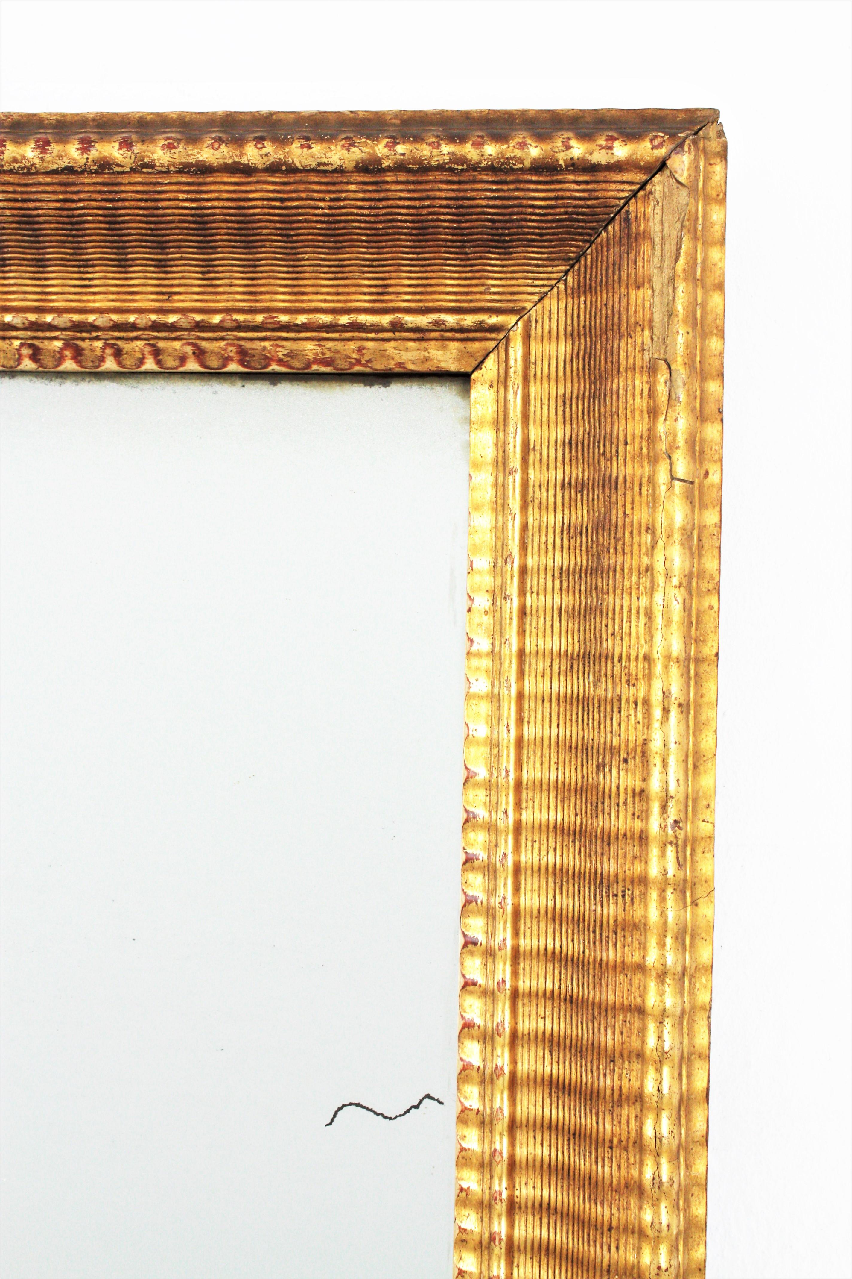 Rechteckiger Wandspiegel von Louis Philippe aus vergoldetem Holz und geripptem Schnitzrahmen im Angebot 4