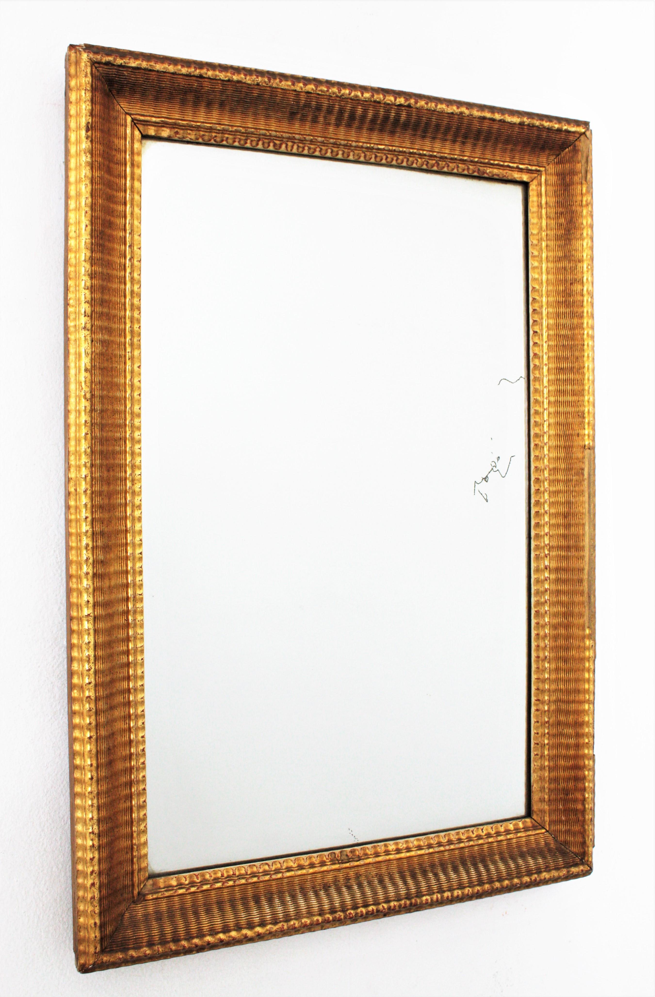 Wunderschöner Spiegel aus der Louis-Philippe-Periode mit fein geripptem Schnitzrahmen und Blattgoldauflage. Frankreich um 1860.
Dieser elegante, robuste und weiche Spiegel hat eine wunderschöne, gealterte Patina. Es hat einige Verluste auf dem