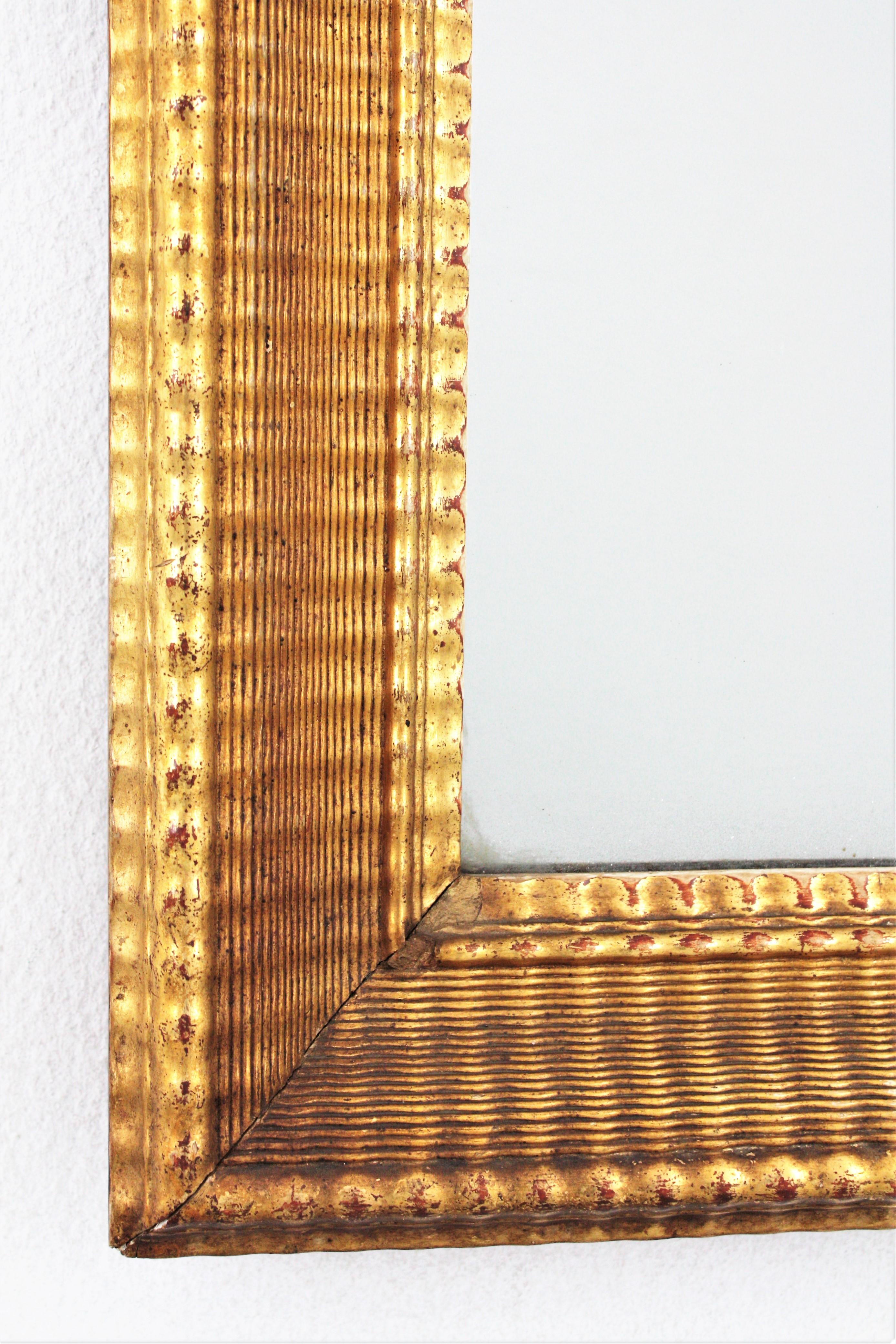 Rechteckiger Wandspiegel von Louis Philippe aus vergoldetem Holz und geripptem Schnitzrahmen im Zustand „Gut“ im Angebot in Barcelona, ES
