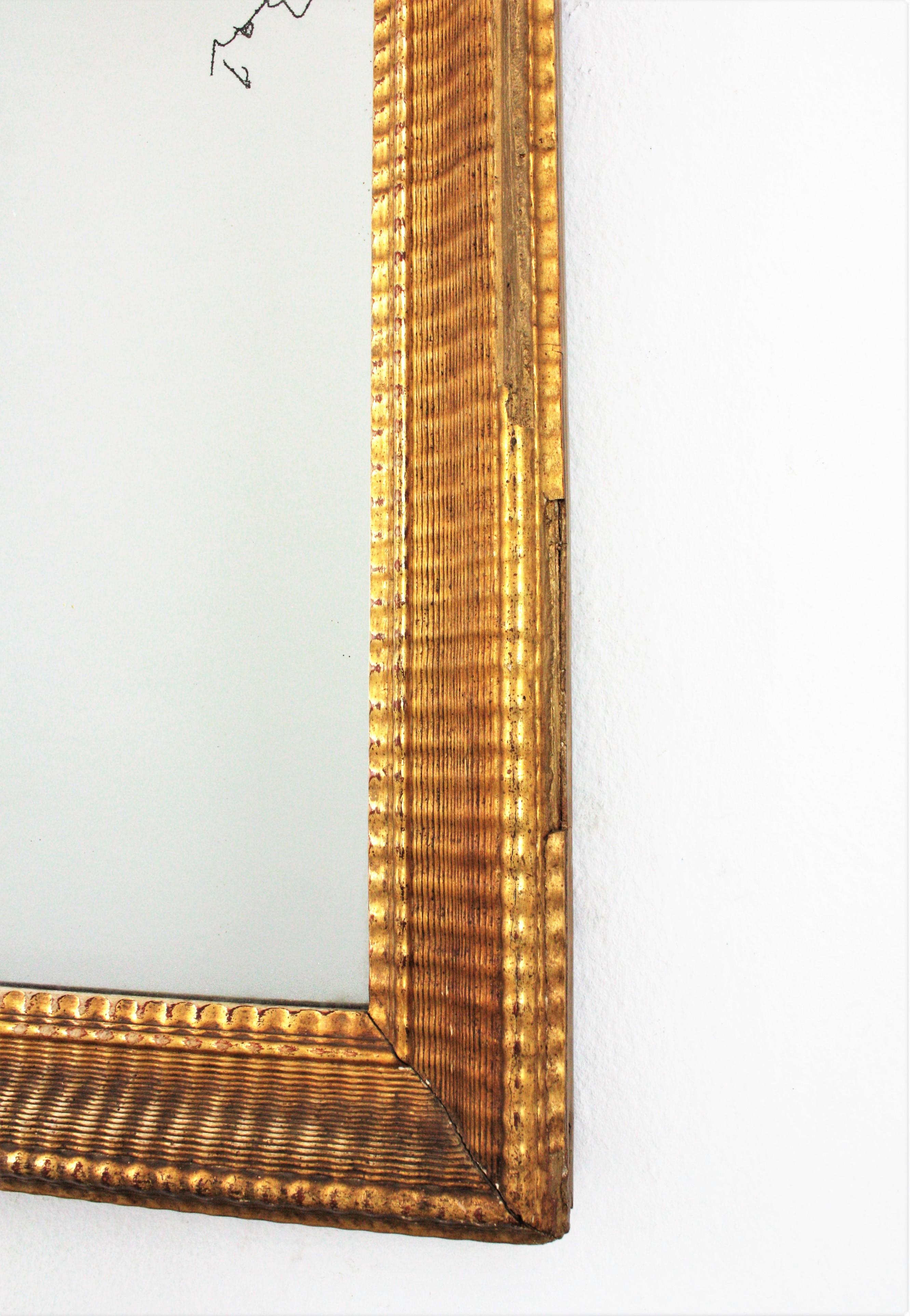Rechteckiger Wandspiegel von Louis Philippe aus vergoldetem Holz und geripptem Schnitzrahmen im Angebot 1