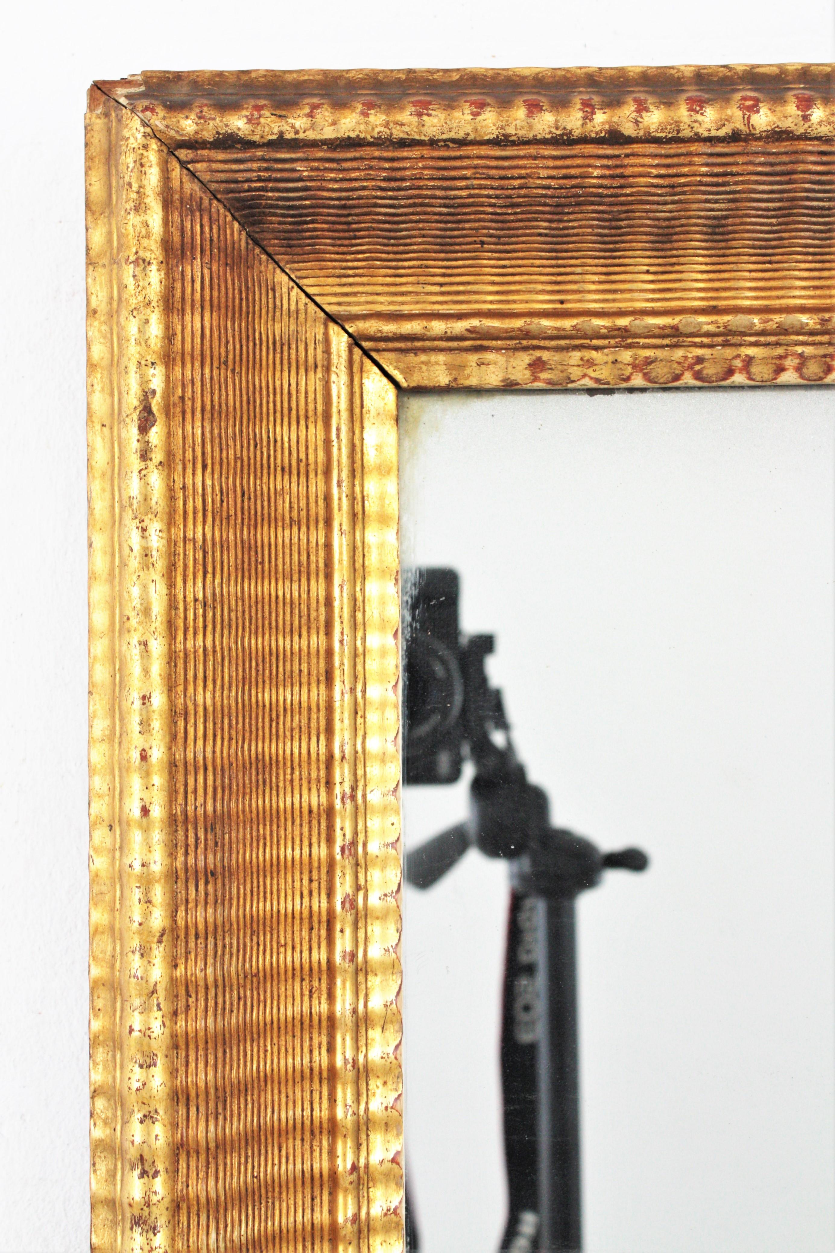 Rechteckiger Wandspiegel von Louis Philippe aus vergoldetem Holz und geripptem Schnitzrahmen im Angebot 3