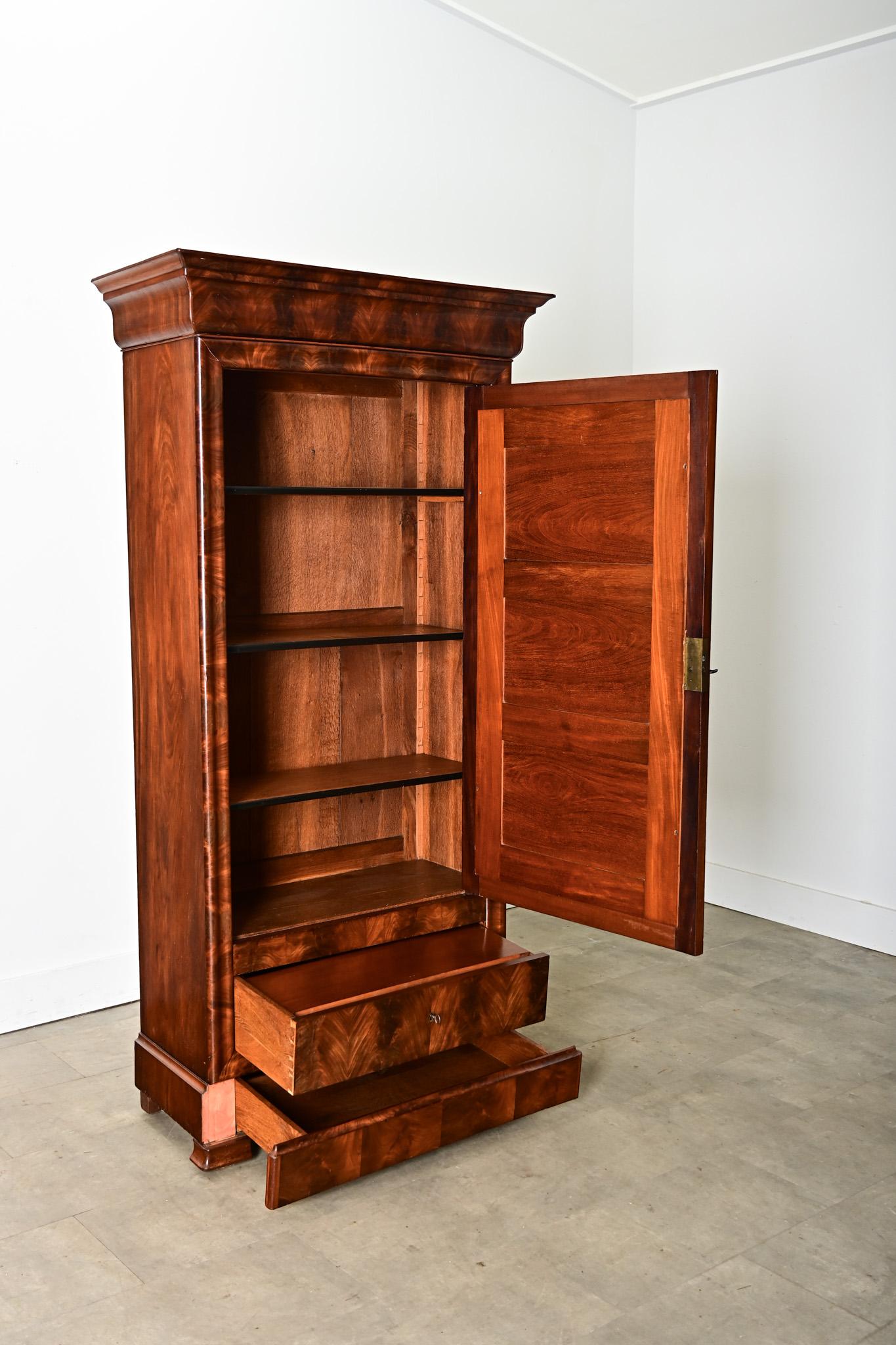 Französisch 19. Jahrhundert Louis Philippe Mahagoni Kleiderschrank (Geschnitzt) im Angebot