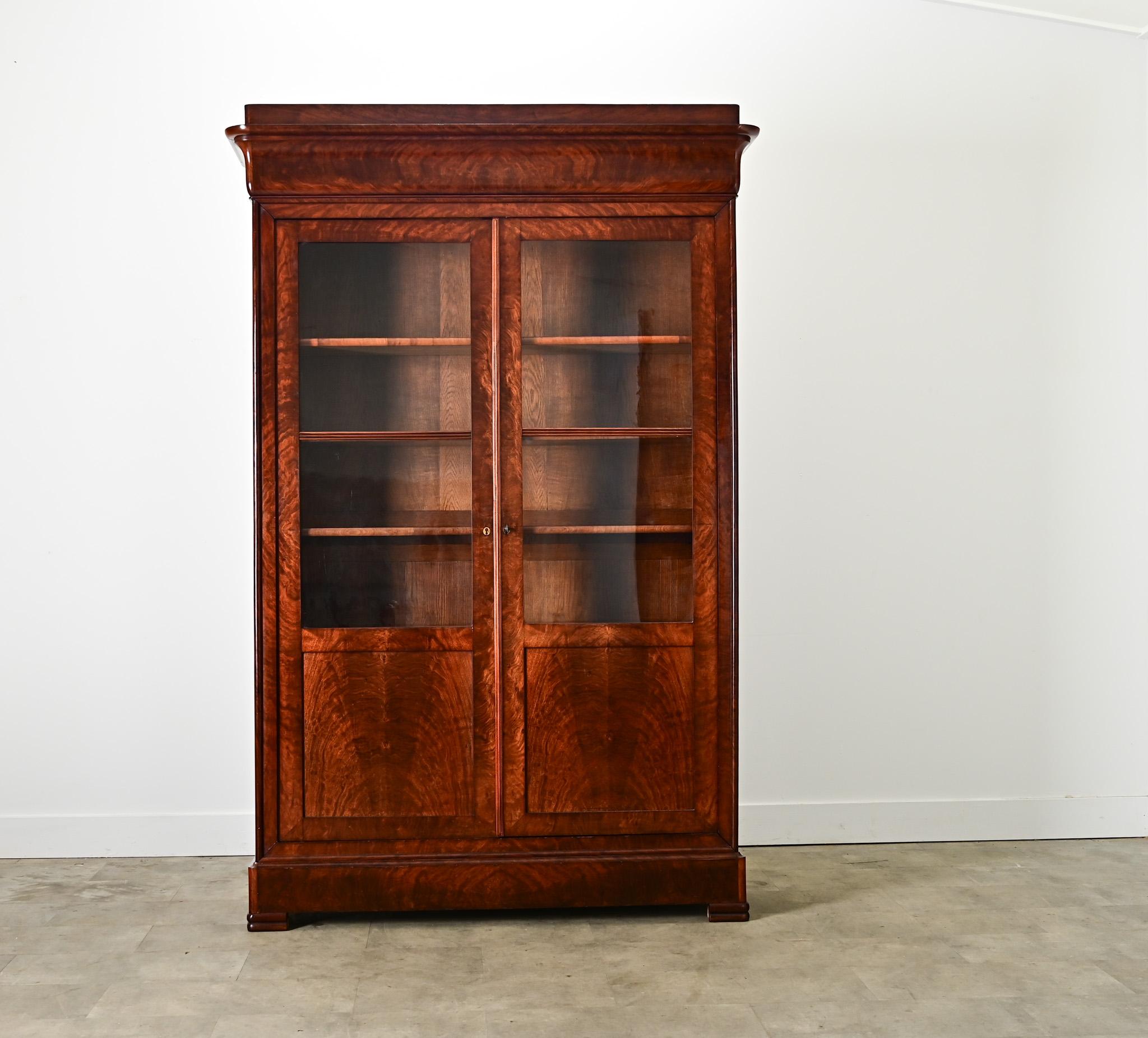 Eine französische Bibliothèque (Bücherregal) im Louis-Philippe-Stil aus dem 19. Jahrhundert, handgefertigt aus wunderschönem Mahagoni mit zwei Glastüren zur Präsentation von wertvollen Büchern, Erbstücken oder Trophäen in einem Büro oder einer