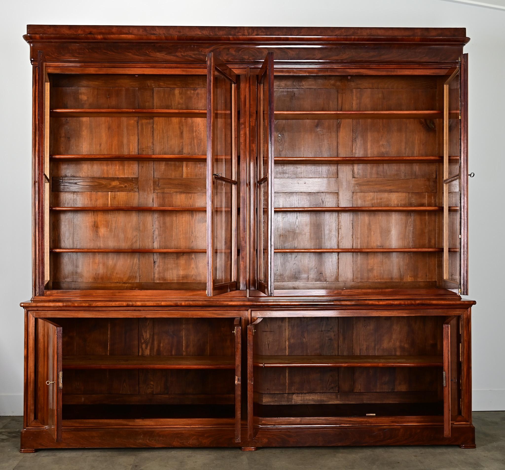 Bibliothèque française du 19ème siècle Louis Philippe en acajou Bon état - En vente à Baton Rouge, LA