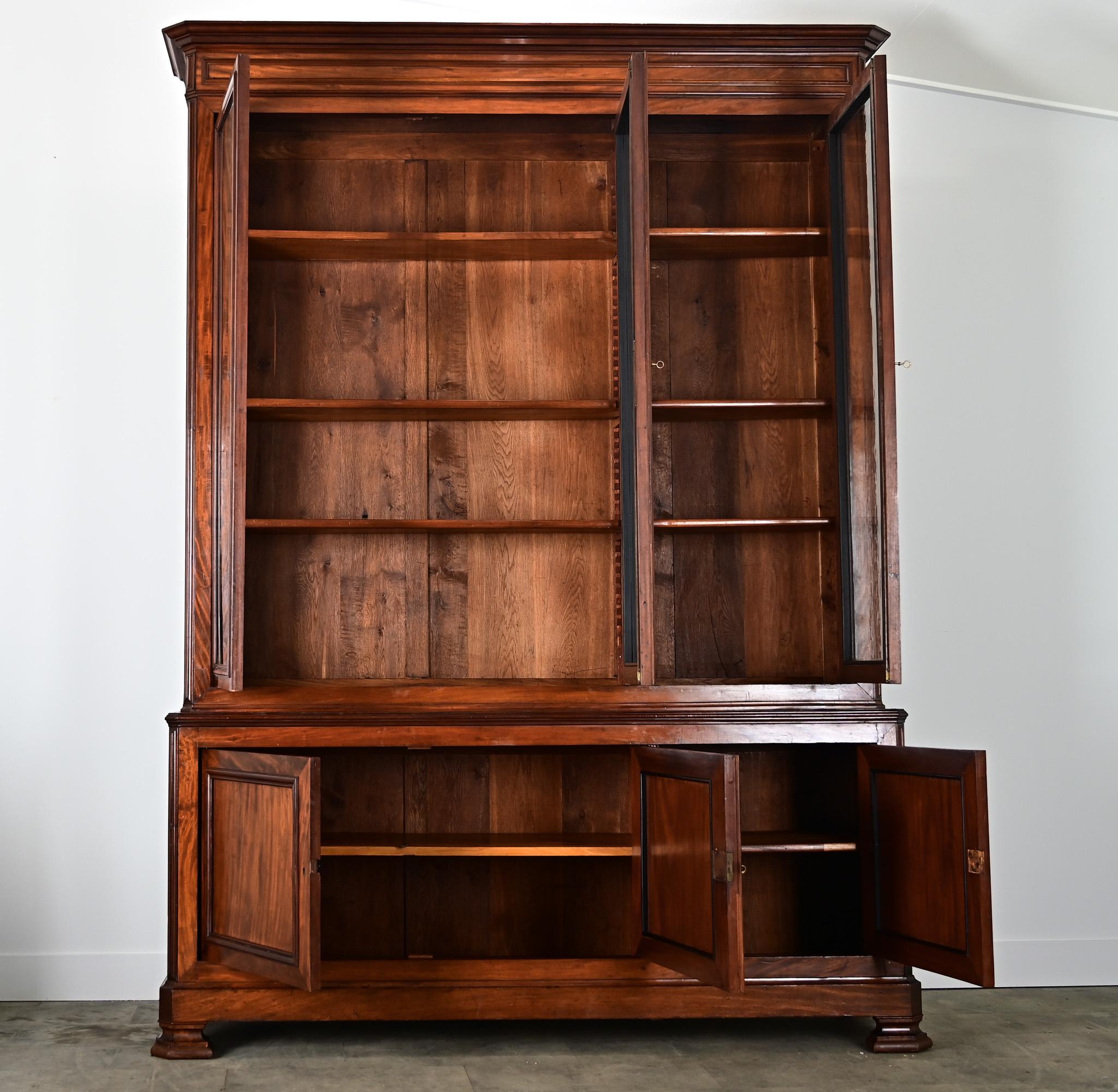 Bibliothèque massive Louis Philippe du 19ème siècle Bon état - En vente à Baton Rouge, LA
