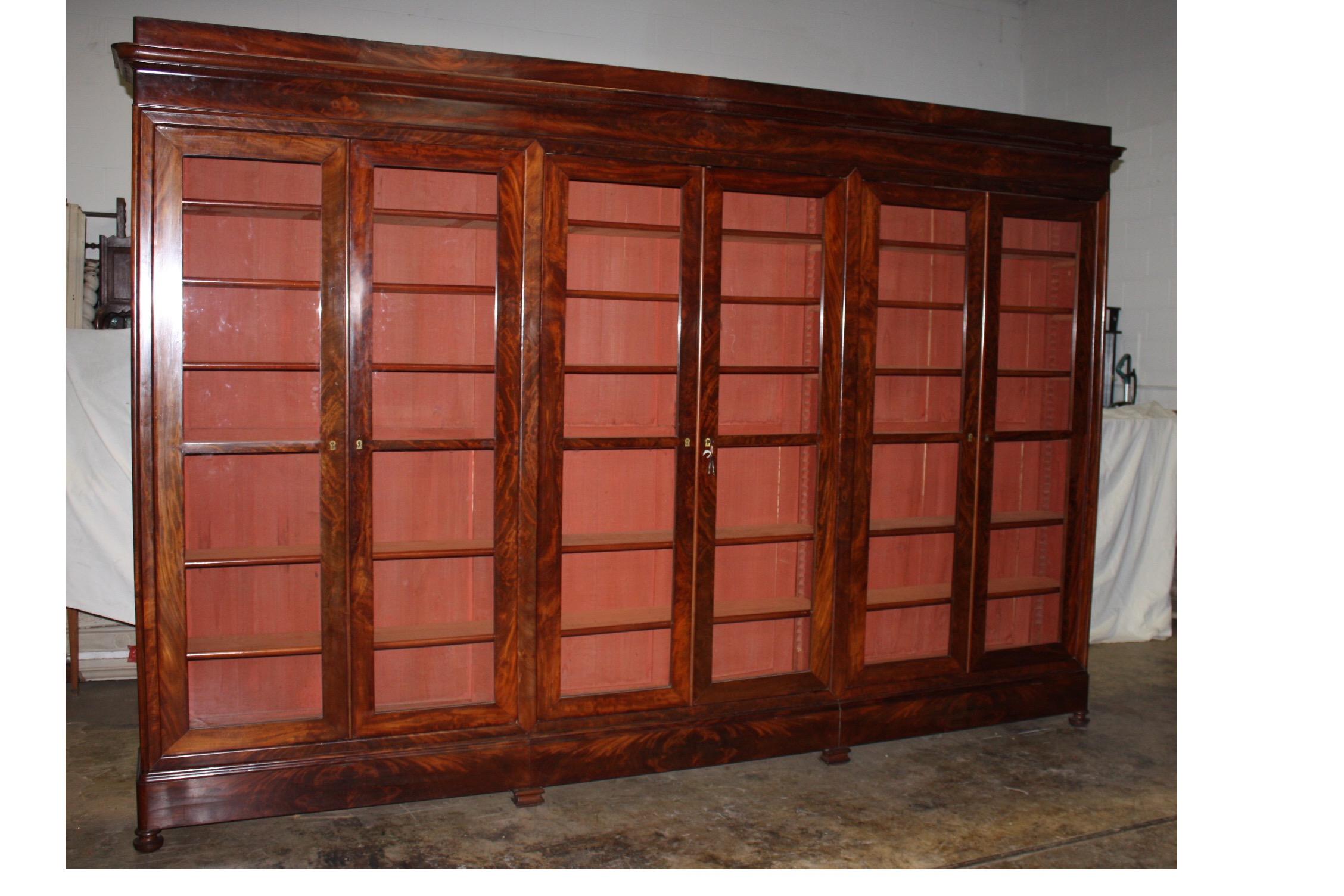 Very rare to found a Louis-Philippe Period bookcase or vitrine with 6 doors.
Because of its large scale, it shows that it was an order to fill a wall. The purpose was probably to use it for books. Beautiful marquetry of flamed mahogany and painted