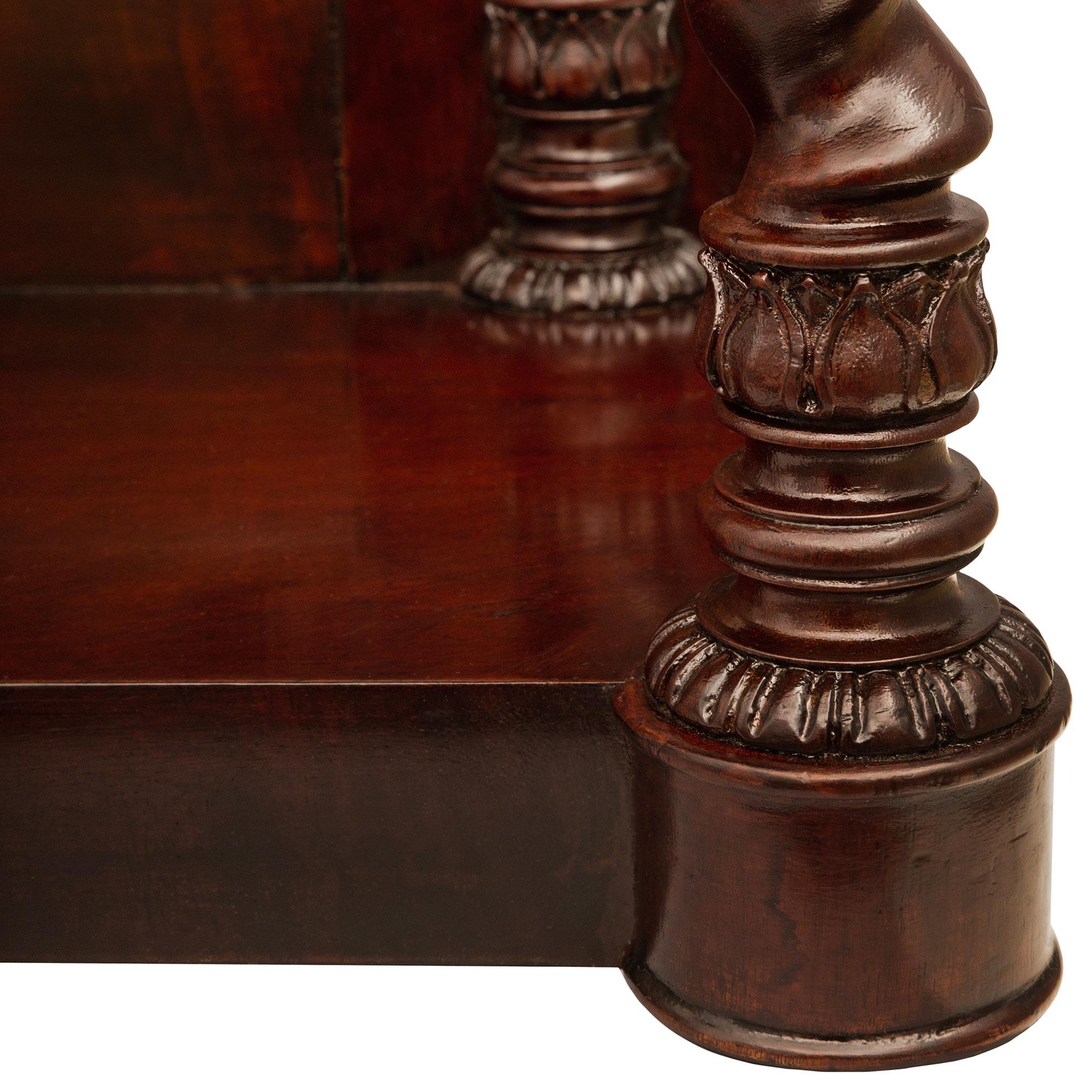 Consola francesa de caoba flameada del siglo XIX, época Louis Philippe en venta 3