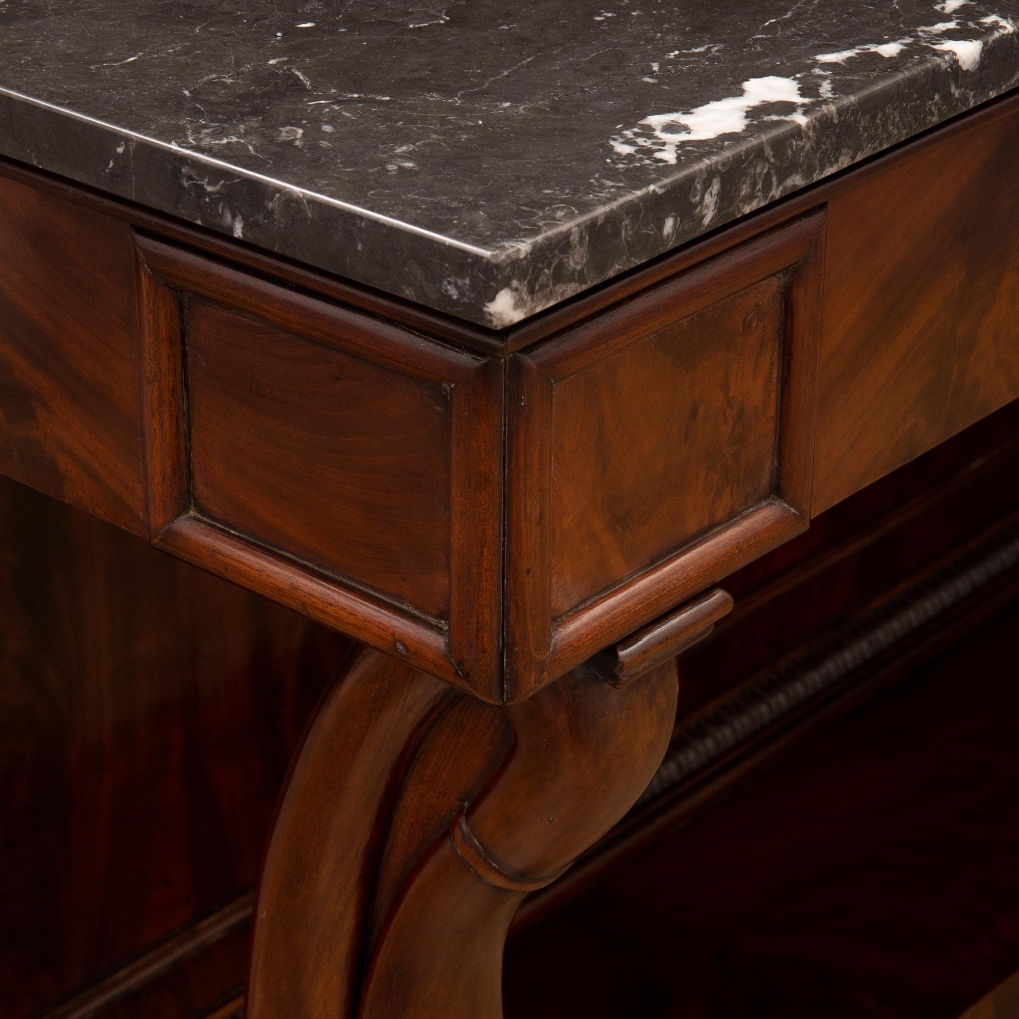 Console francese del XIX secolo del periodo Louis Philippe in mogano e marmo In condizioni buone in vendita a West Palm Beach, FL