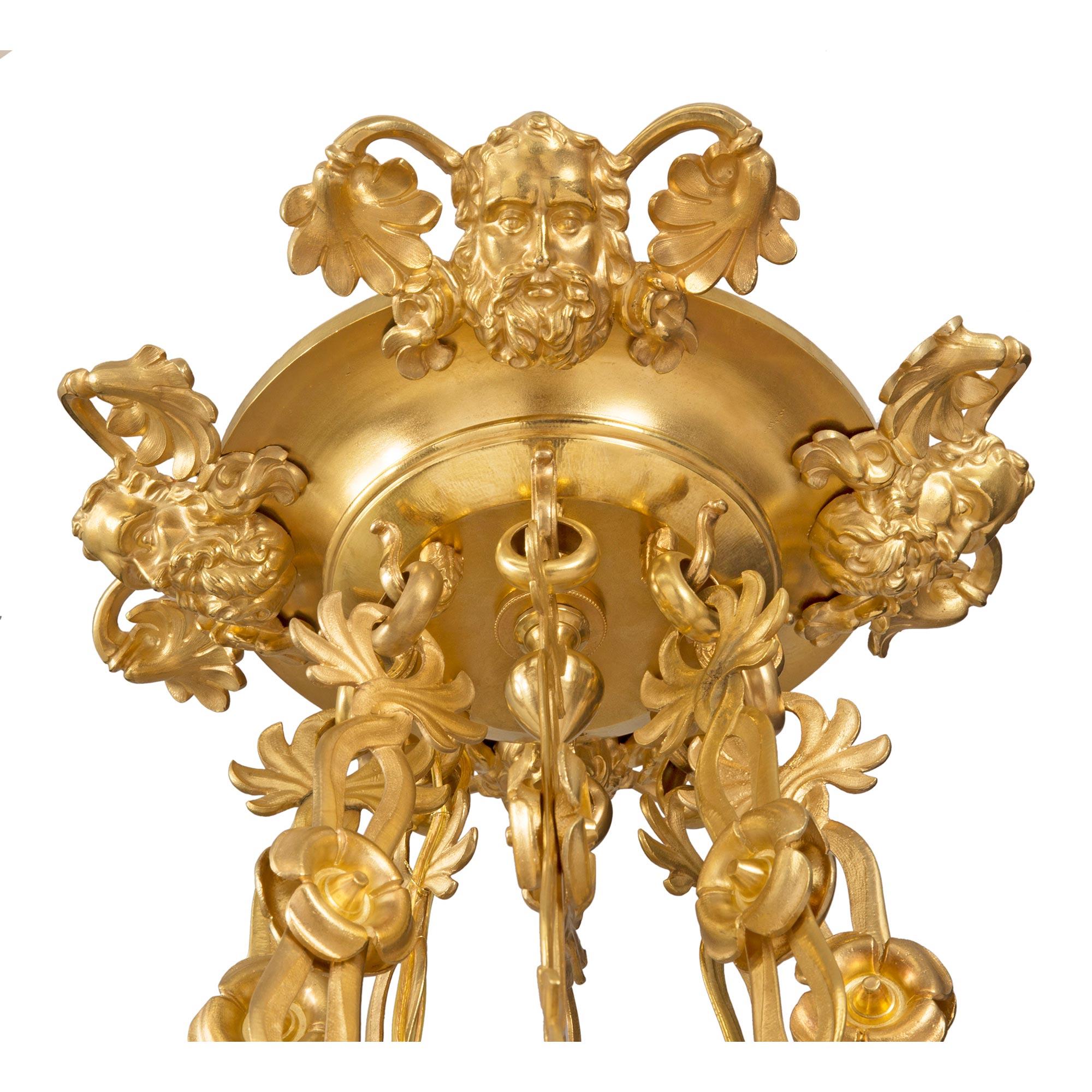 Achtarmiger Kronleuchter aus Goldbronze aus der Louis-Philippe-Periode des 19. Jahrhunderts (Französisch) im Angebot
