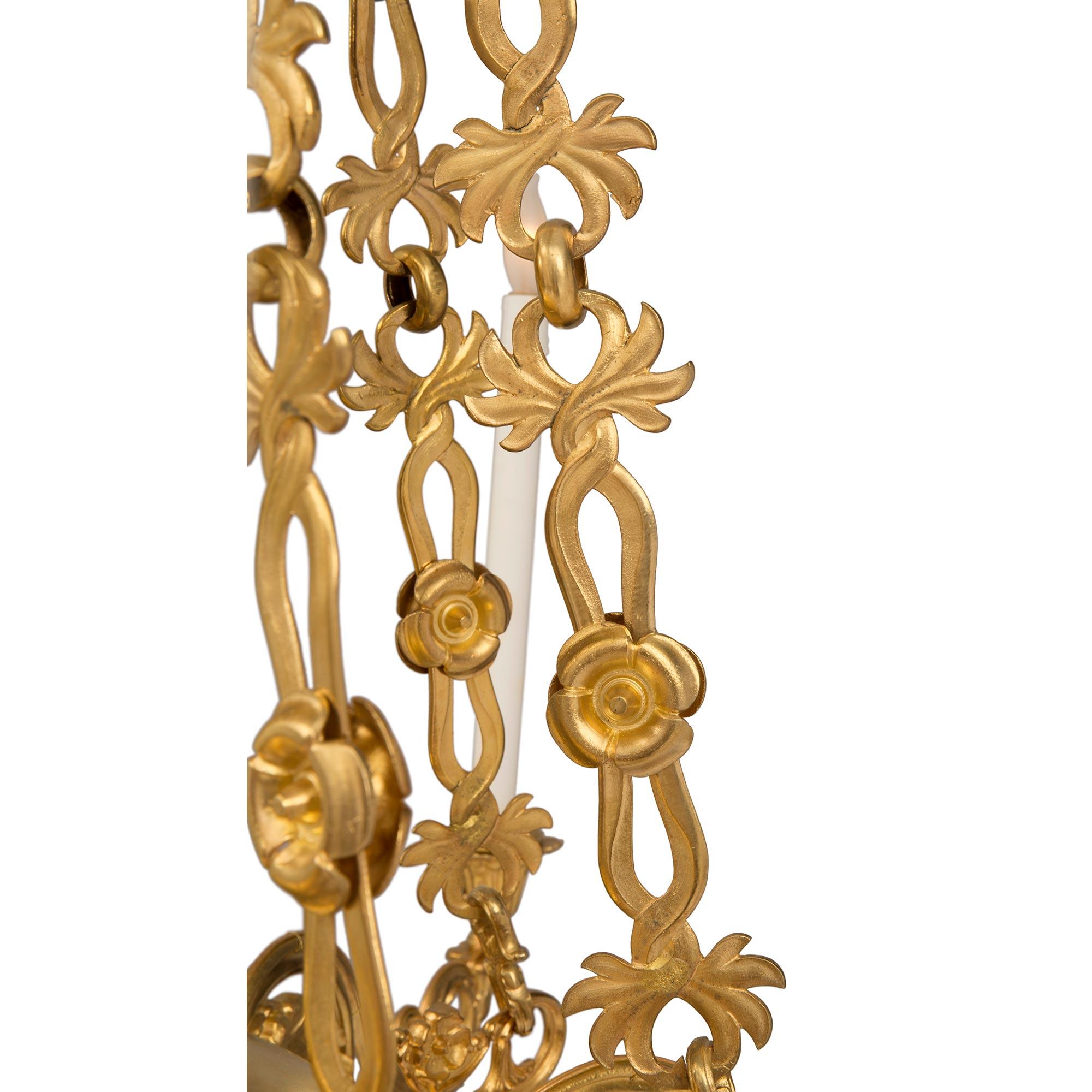 Achtarmiger Kronleuchter aus Goldbronze aus der Louis-Philippe-Periode des 19. Jahrhunderts im Zustand „Gut“ im Angebot in West Palm Beach, FL