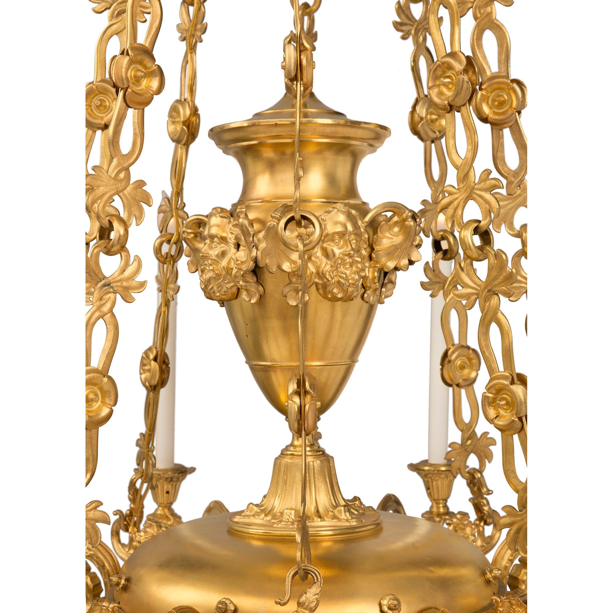 Achtarmiger Kronleuchter aus Goldbronze aus der Louis-Philippe-Periode des 19. Jahrhunderts im Angebot 1