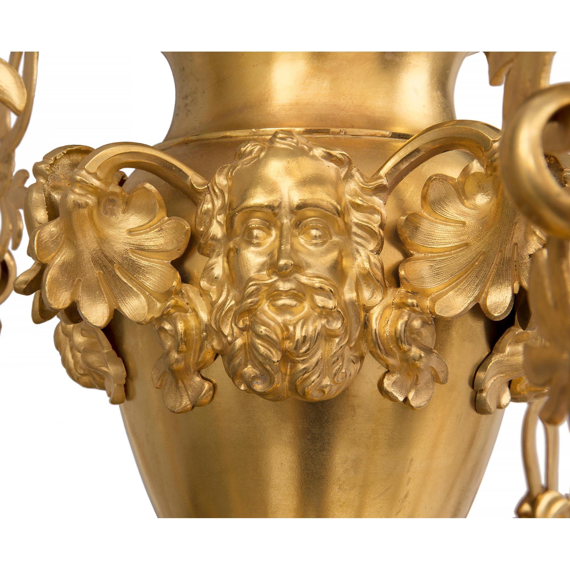 Achtarmiger Kronleuchter aus Goldbronze aus der Louis-Philippe-Periode des 19. Jahrhunderts im Angebot 2