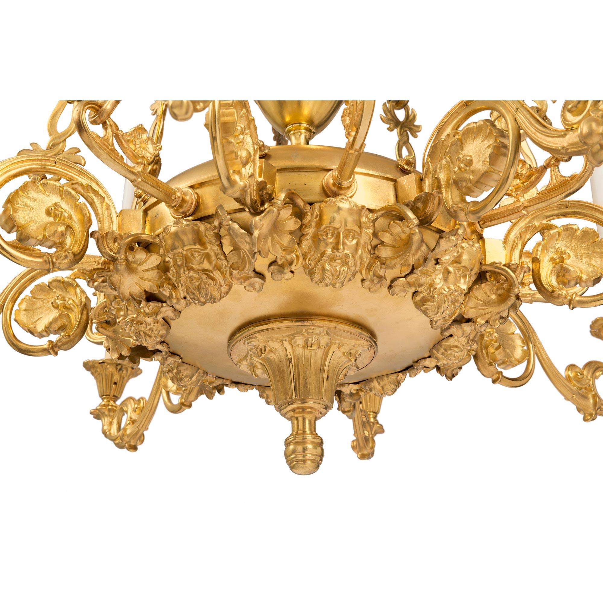 Achtarmiger Kronleuchter aus Goldbronze aus der Louis-Philippe-Periode des 19. Jahrhunderts im Angebot 3