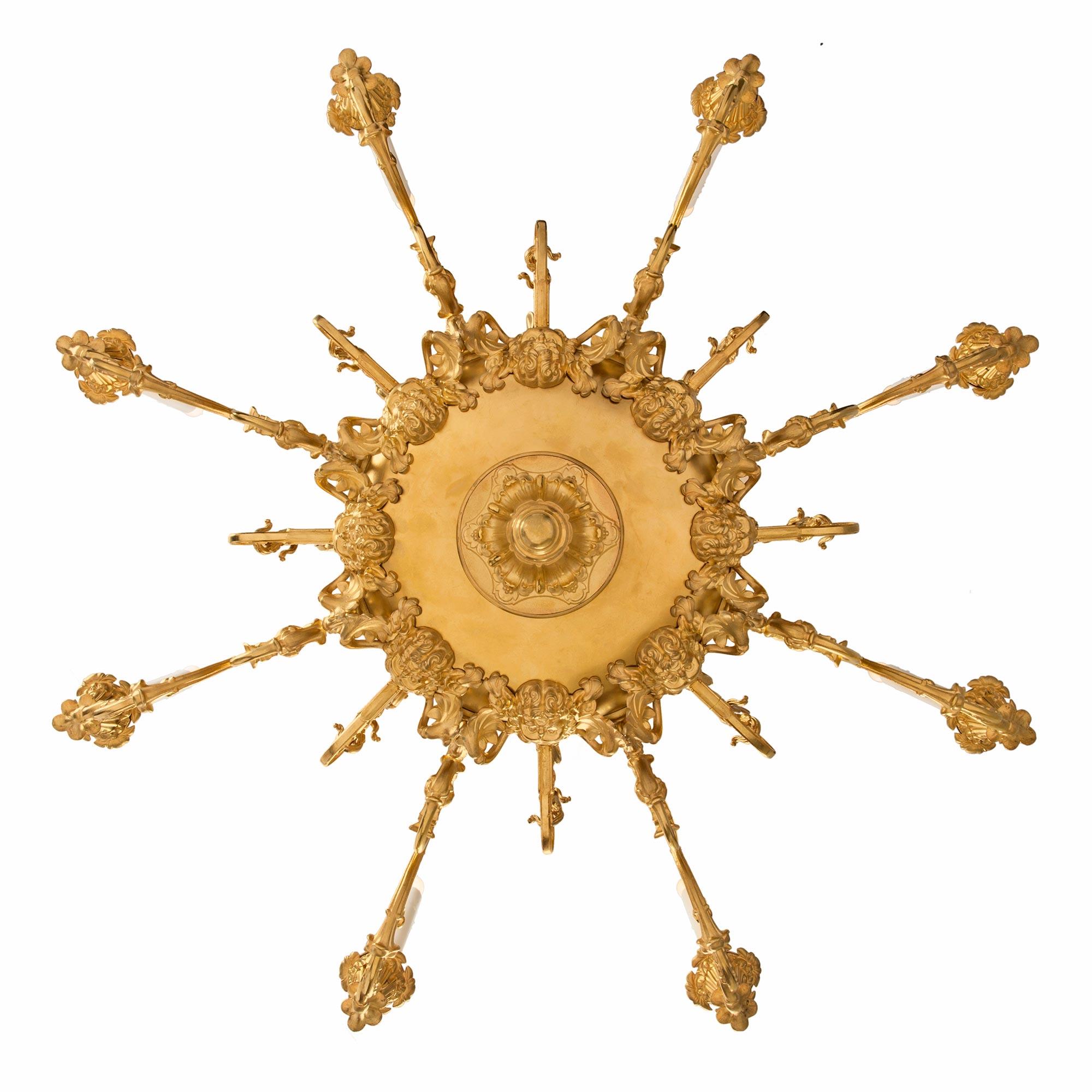 Achtarmiger Kronleuchter aus Goldbronze aus der Louis-Philippe-Periode des 19. Jahrhunderts im Angebot 4