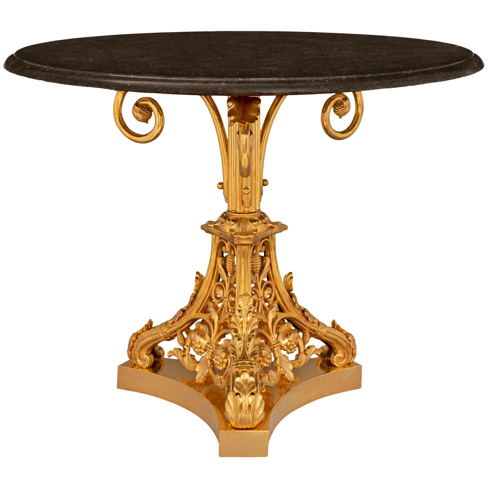 Table française d'époque Louis Philippe du 19ème siècle en bronze doré et marbre noir fossilisé