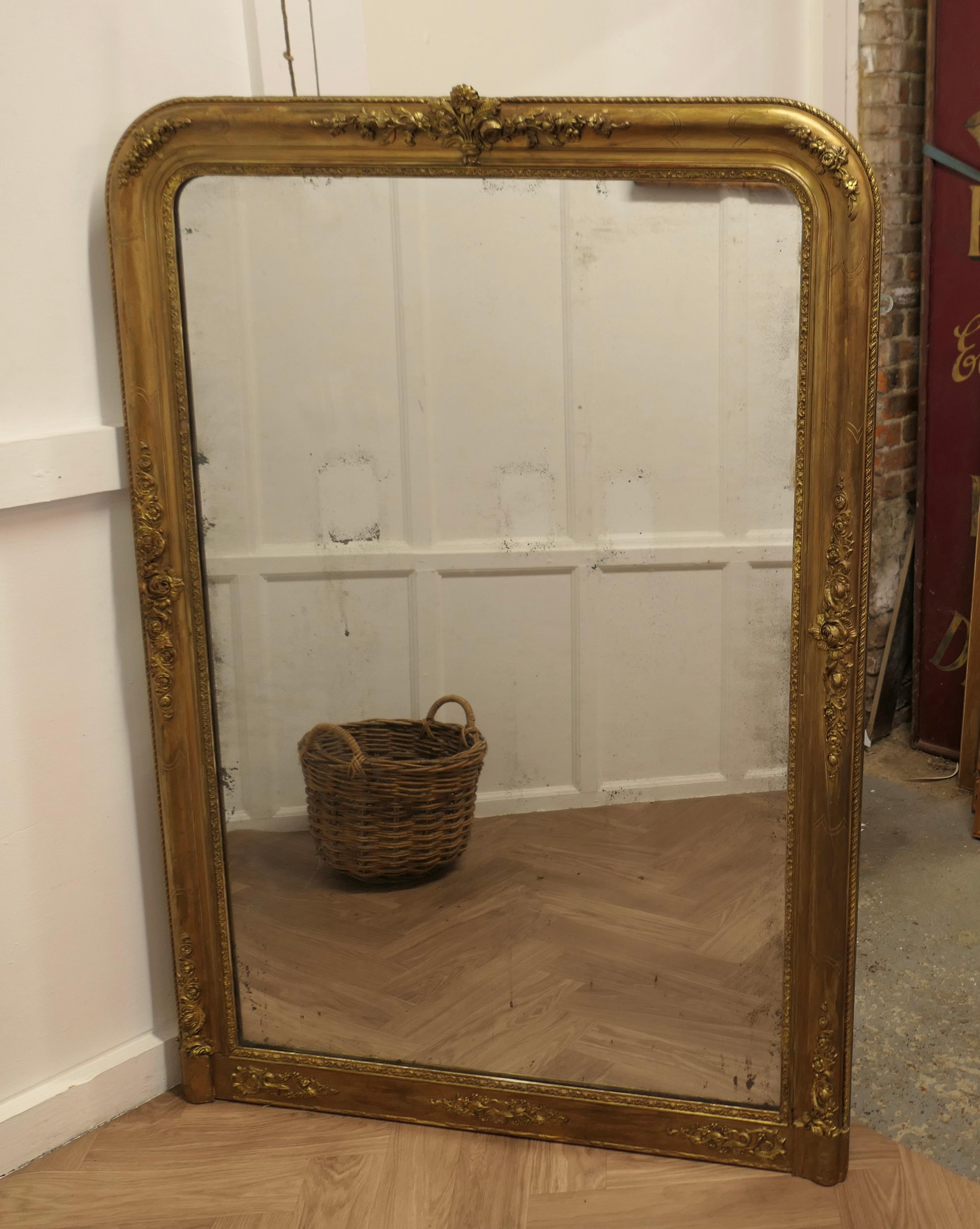 Specchio dorato shabby francese del XIX secolo Louis Philippe

Si tratta di un incantevole specchio da parete, un vero esempio di arredamento francese chic. La cornice dello specchio da 4 pollici è decorata in oro con il disegno di una rosa, ha una