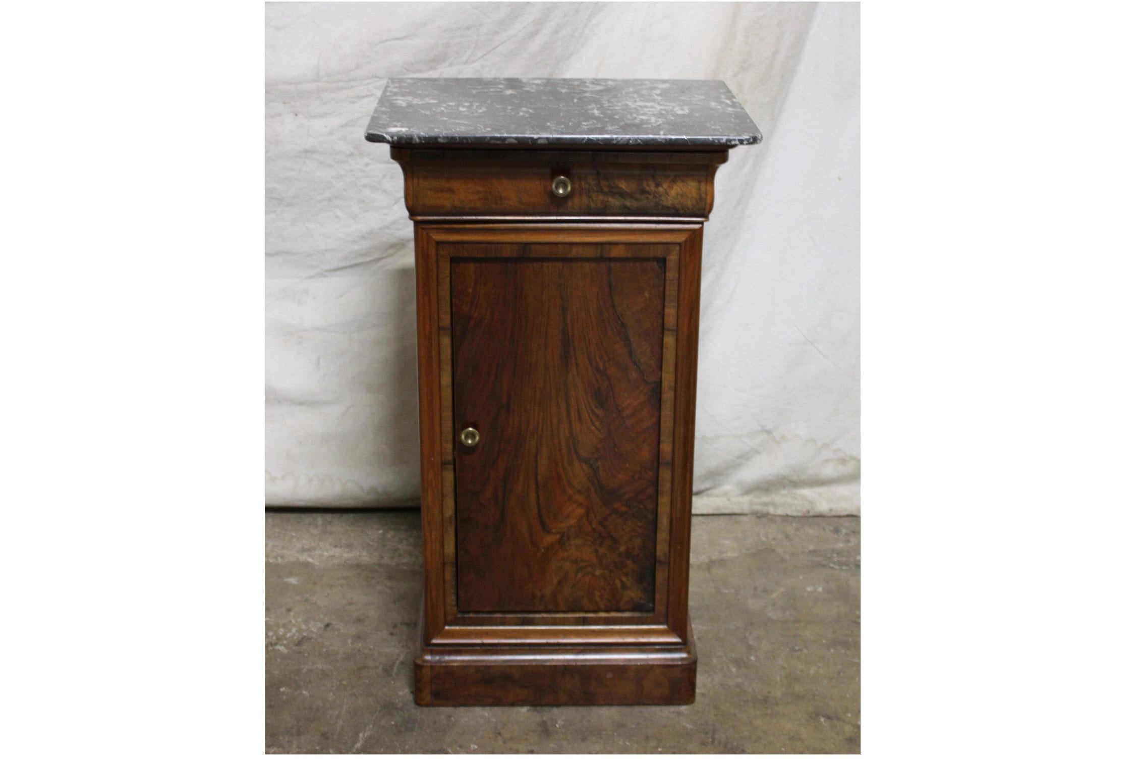 Very charming piece by its proportion and a very nice flamed walnut. It wears a Ste-Anne marble top.