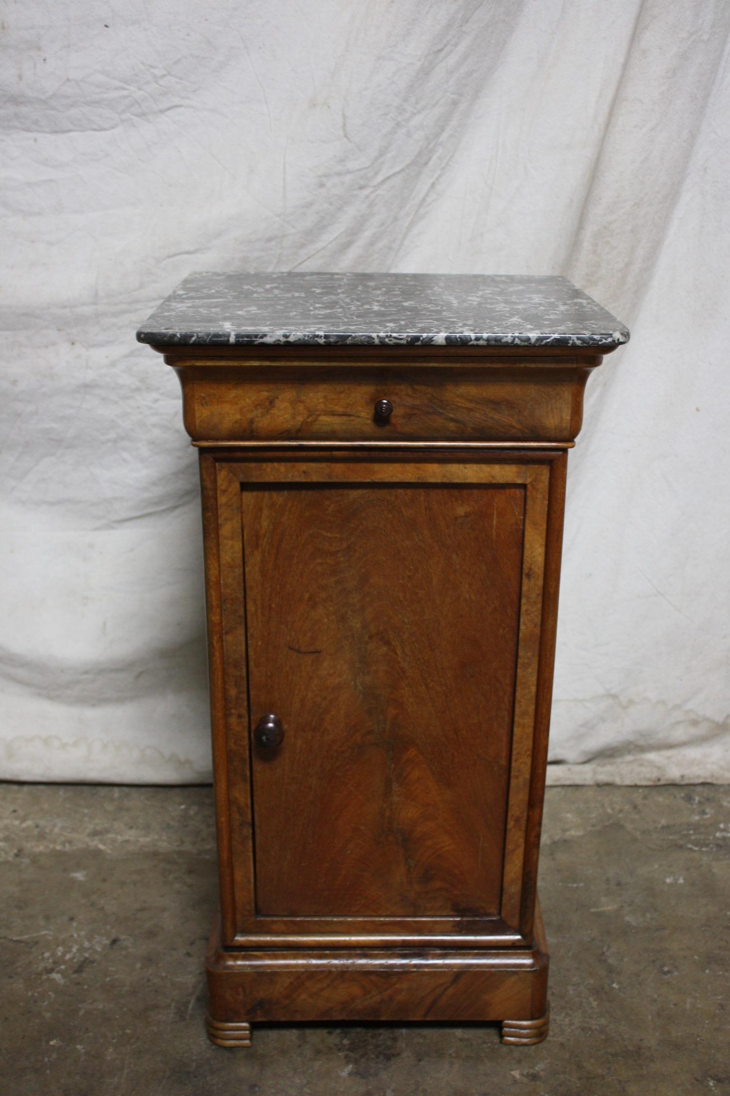 Very nice and simple line of the Louis-Philippe Period, attracts the eyes by its simplicity. Those furniture in the 19th century in France was used as night stands.