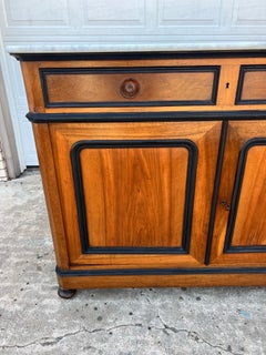 Buffet français du XIXe siècle, de style Louis Philippe, en noyer massif, à deux portes