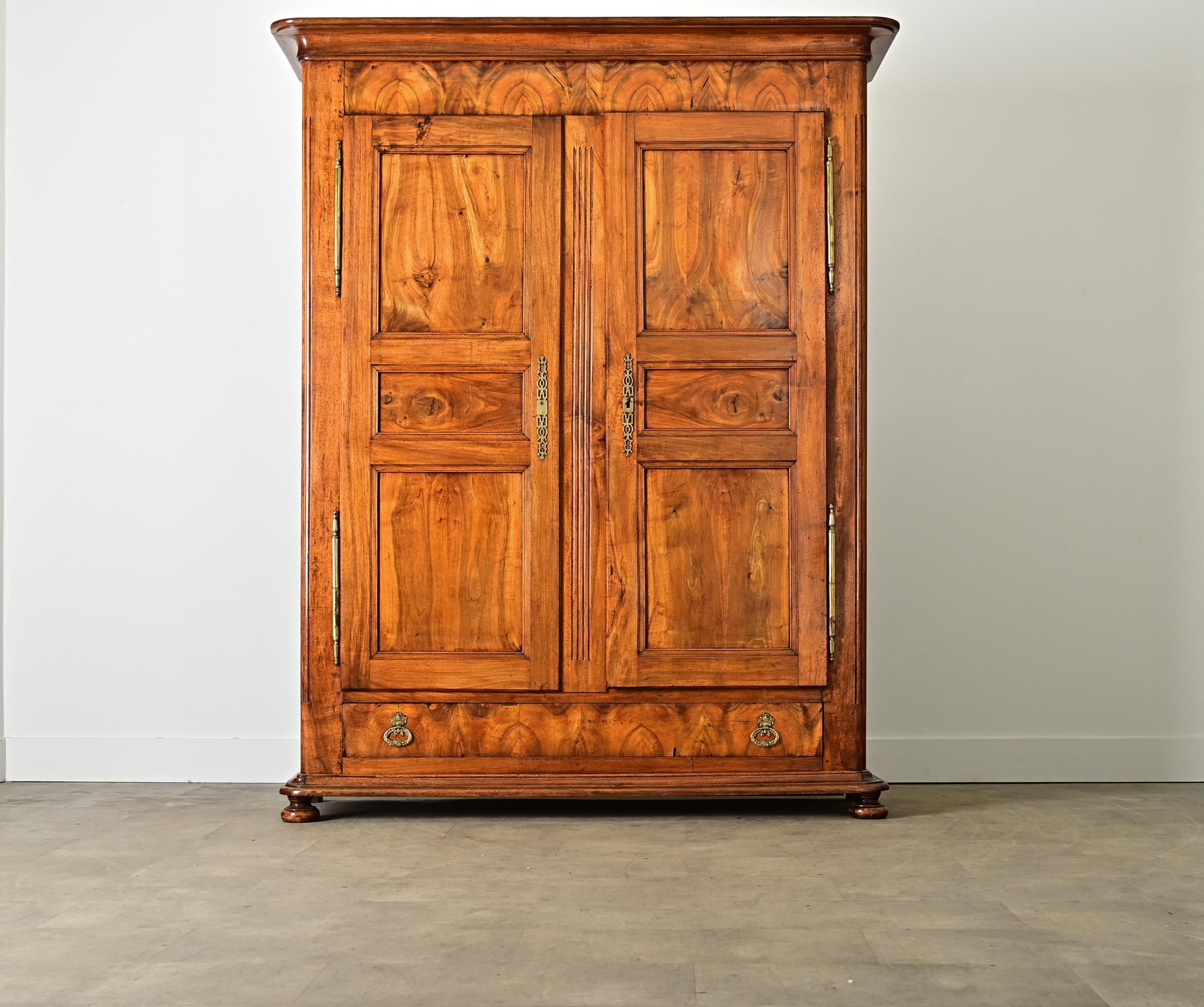 Französisch 19. Jahrhundert Louis Philippe Nussbaum Kleiderschrank (Geschnitzt) im Angebot