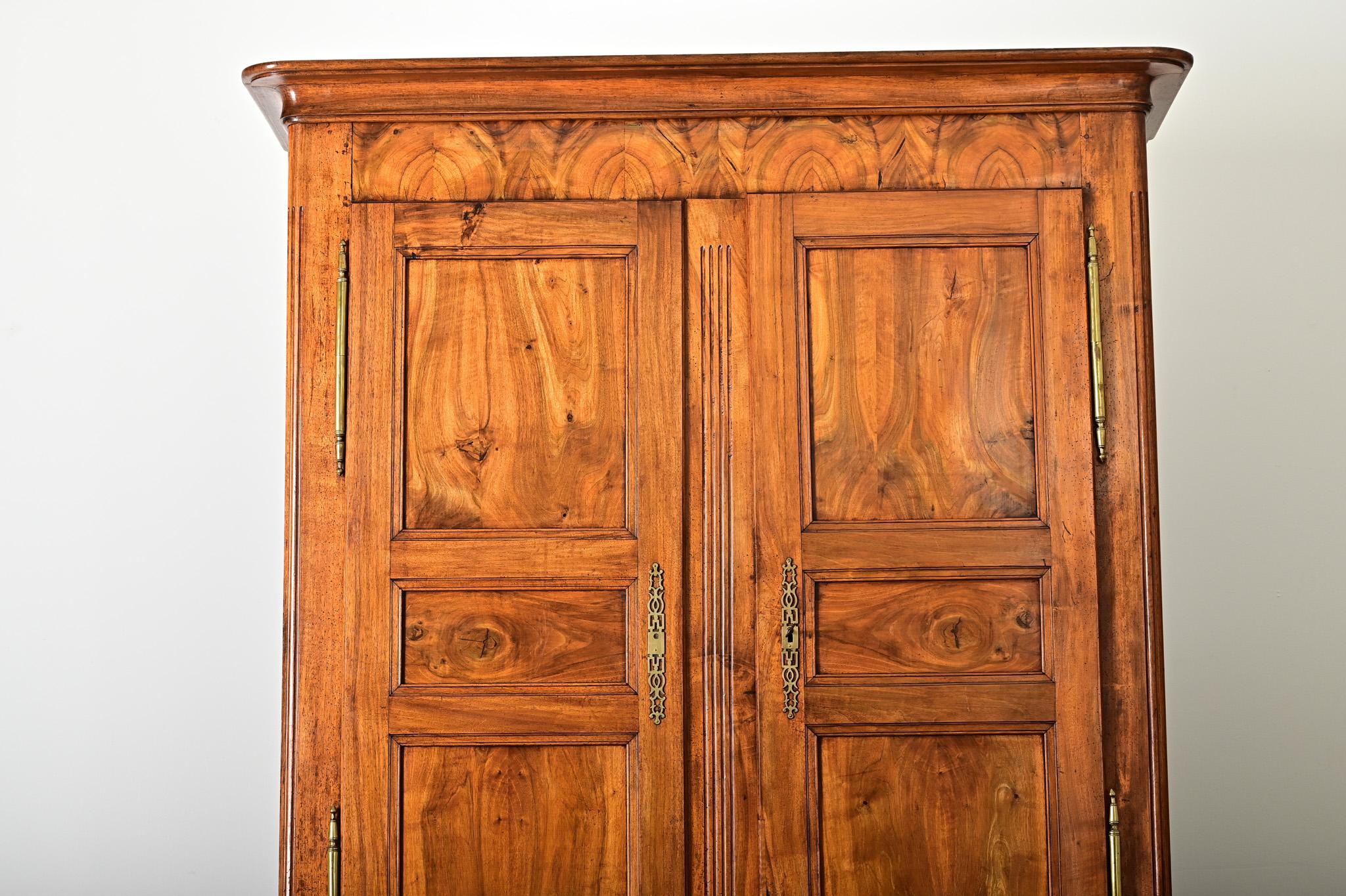 Französisch 19. Jahrhundert Louis Philippe Nussbaum Kleiderschrank (Messing) im Angebot