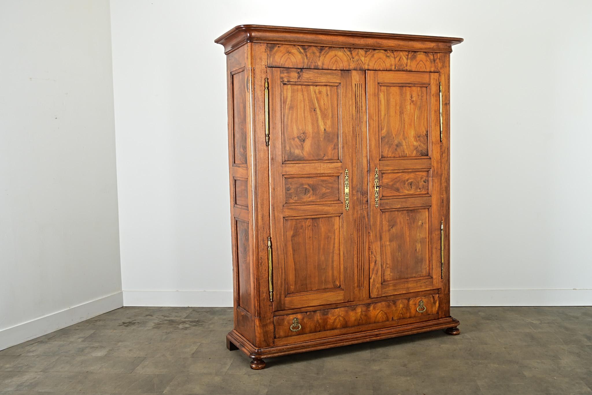 Französisch 19. Jahrhundert Louis Philippe Nussbaum Kleiderschrank im Angebot 2
