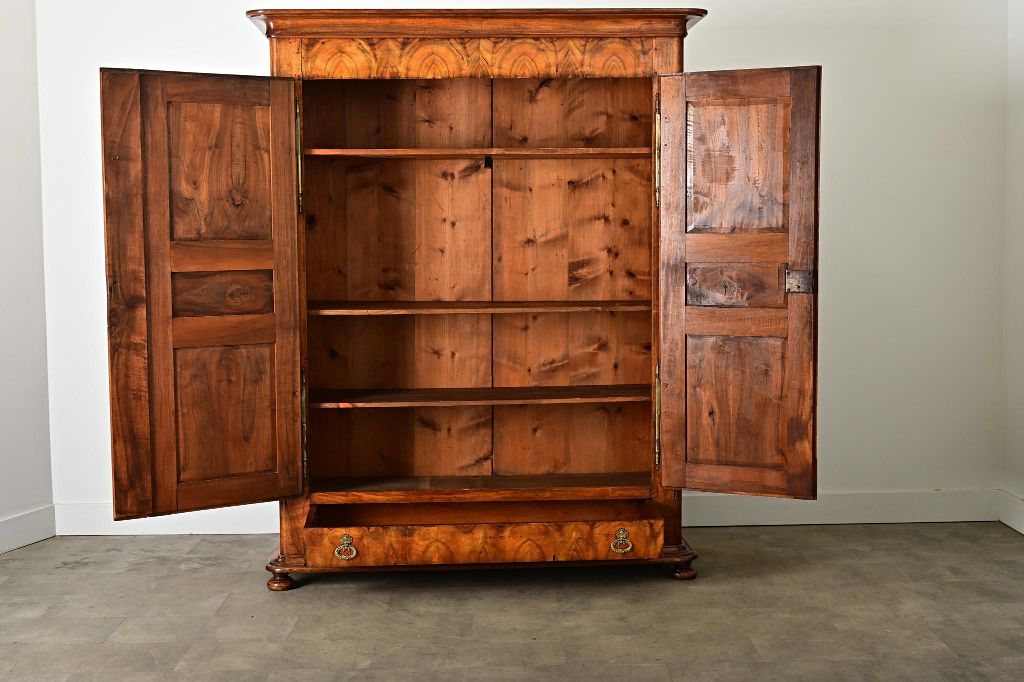 Französisch 19. Jahrhundert Louis Philippe Nussbaum Kleiderschrank im Angebot 4