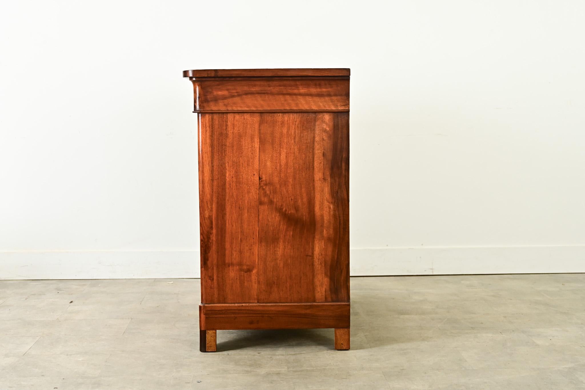 Commode francese in noce Louis Philippe del XIX secolo in vendita 3