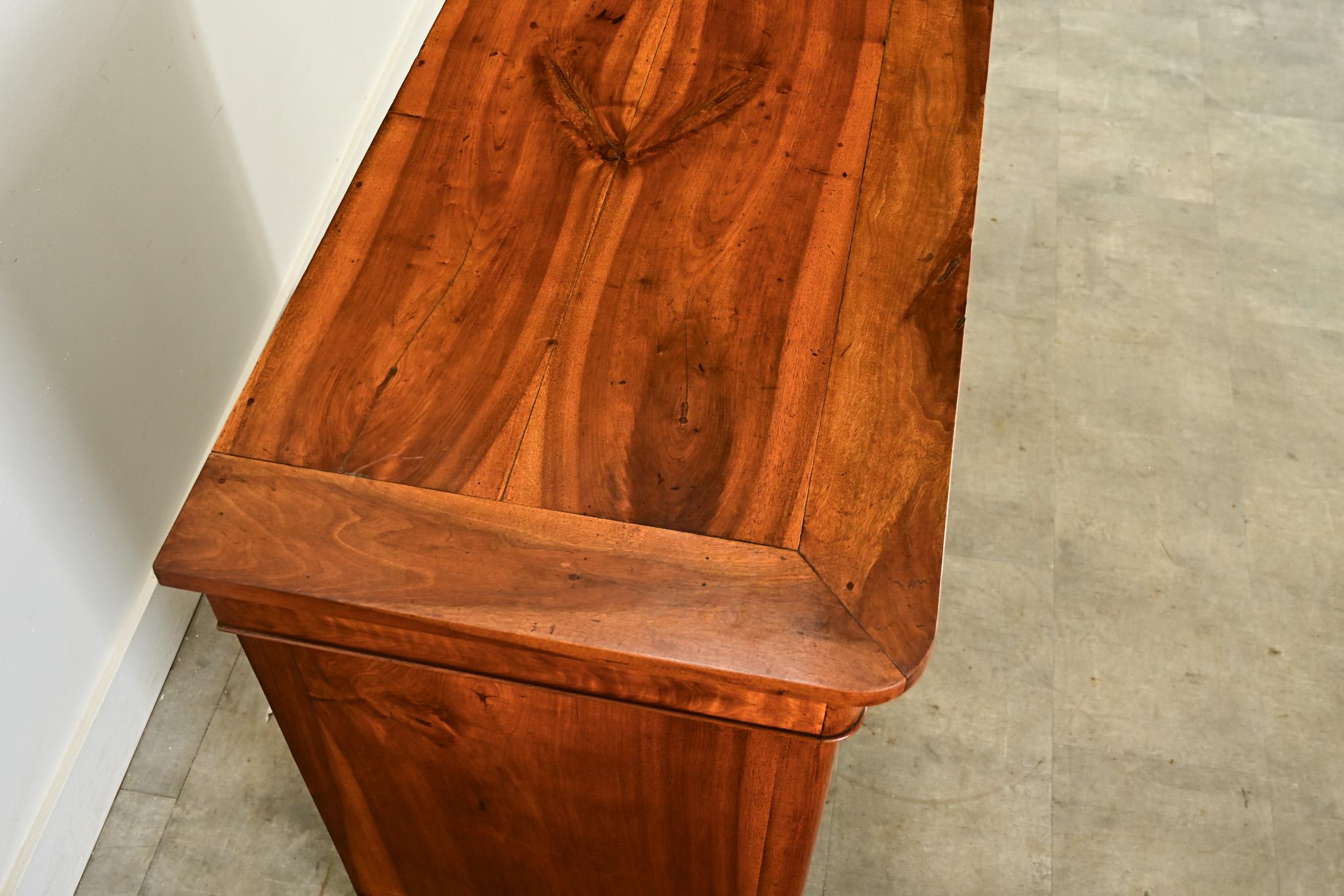 Francese Commode francese in noce Louis Philippe del XIX secolo in vendita