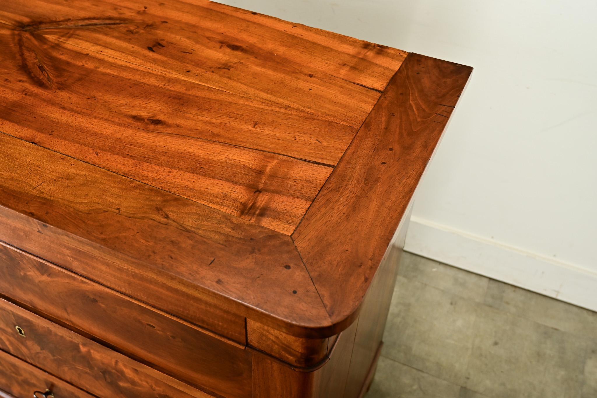Commode francese in noce Louis Philippe del XIX secolo In condizioni buone in vendita a Baton Rouge, LA