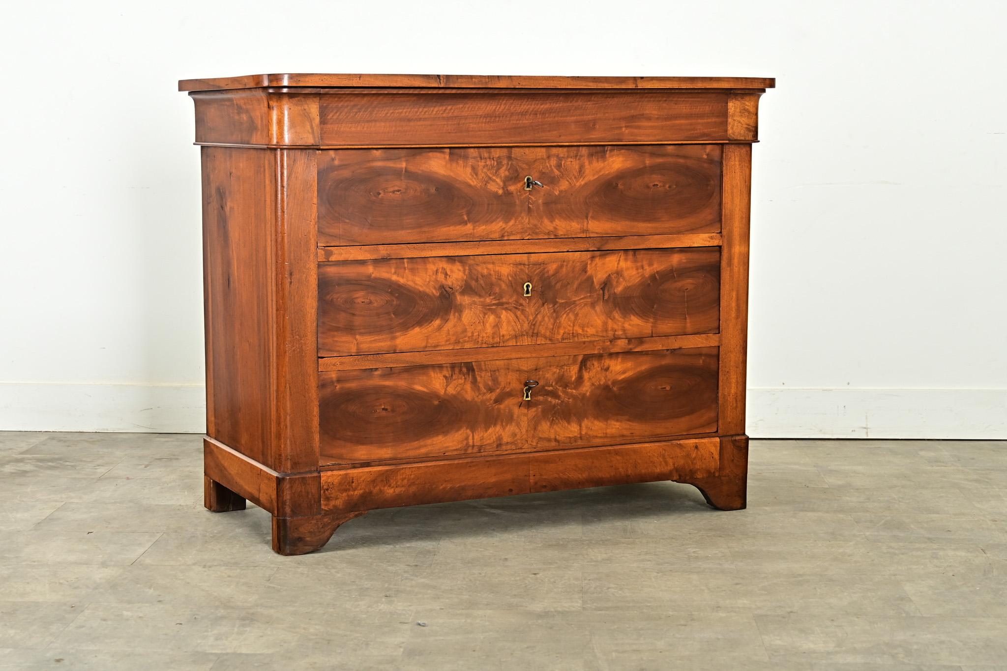 Noce Commode francese in noce Louis Philippe del XIX secolo in vendita