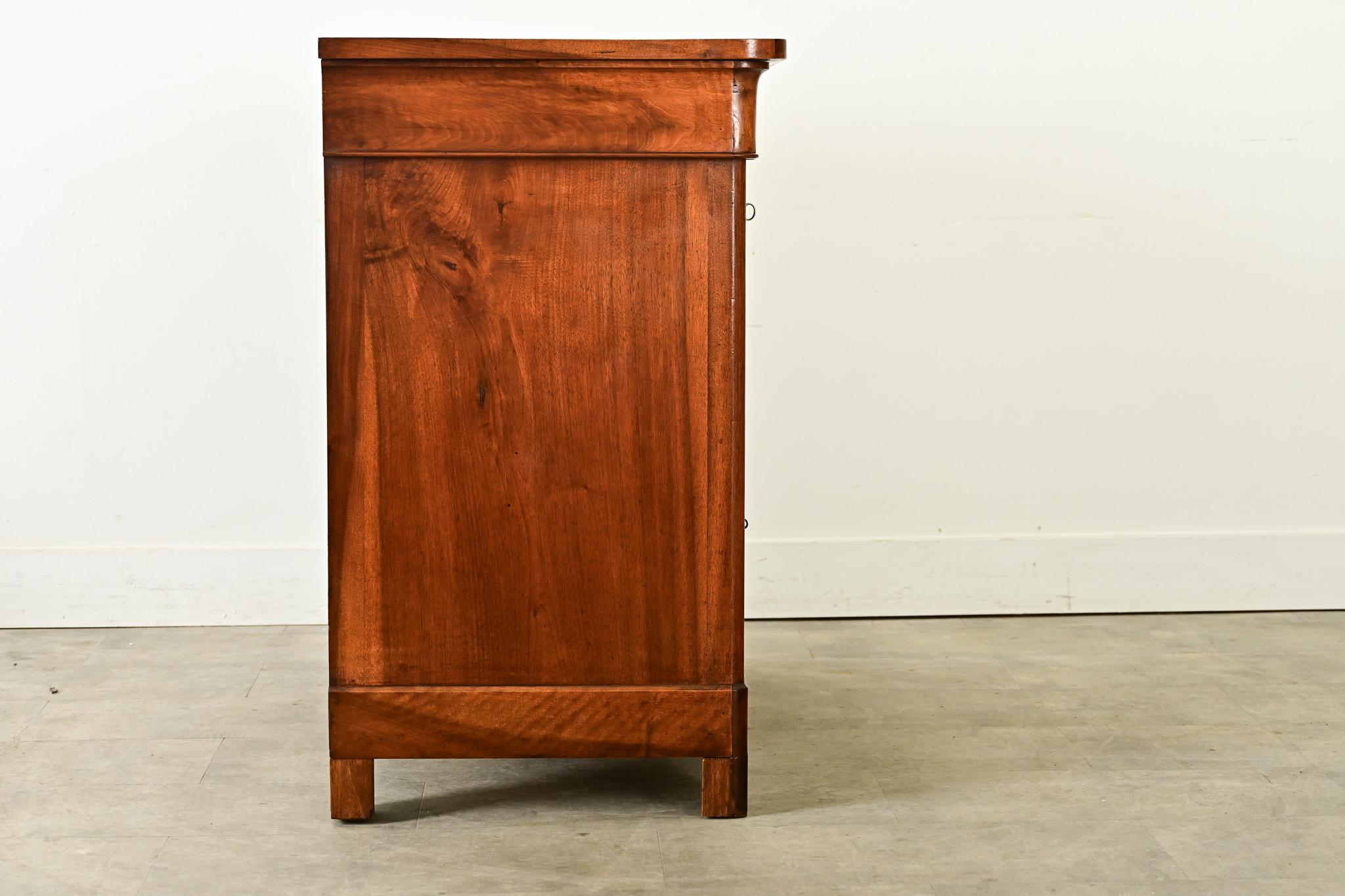 Commode francese in noce Louis Philippe del XIX secolo in vendita 2