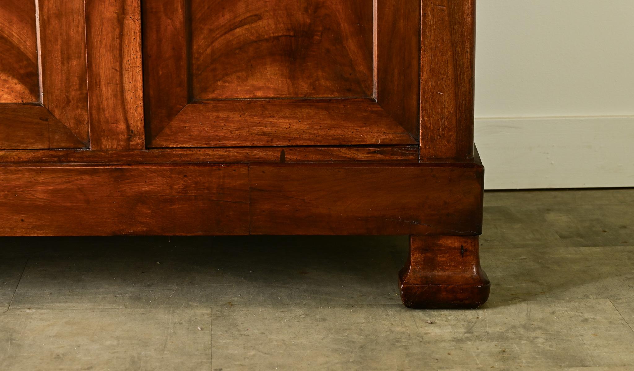 Enfilade en noyer Louis Philippe du 19ème siècle Bon état à Baton Rouge, LA