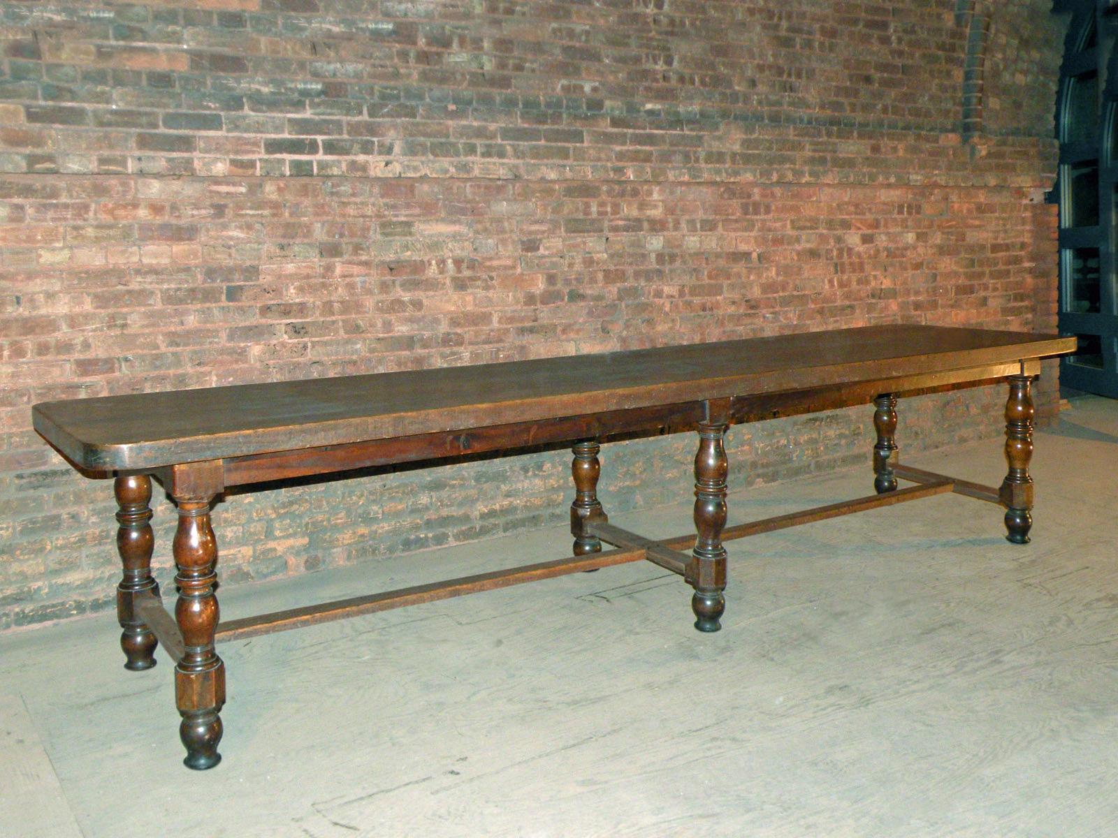 Louis-Philippe Longue salle à manger française Louis Philippe du 19ème siècle en noyer  / Centre / Table Console en vente