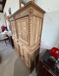 Französischer Schrank aus gebleichtem Nussbaumholz im Stil Ludwigs XIII. aus dem 19. Jahrhundert