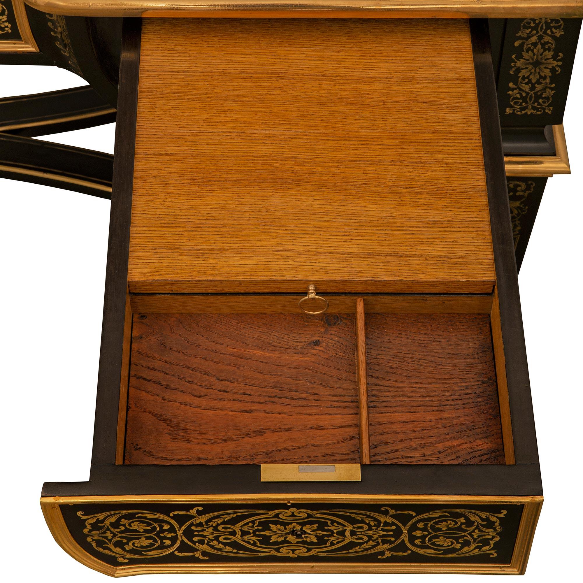 Französischer Schreibtisch aus Ebenholz, Messing und Goldbronze, Louis XIV.-Stil, 19. Jahrhundert im Angebot 7