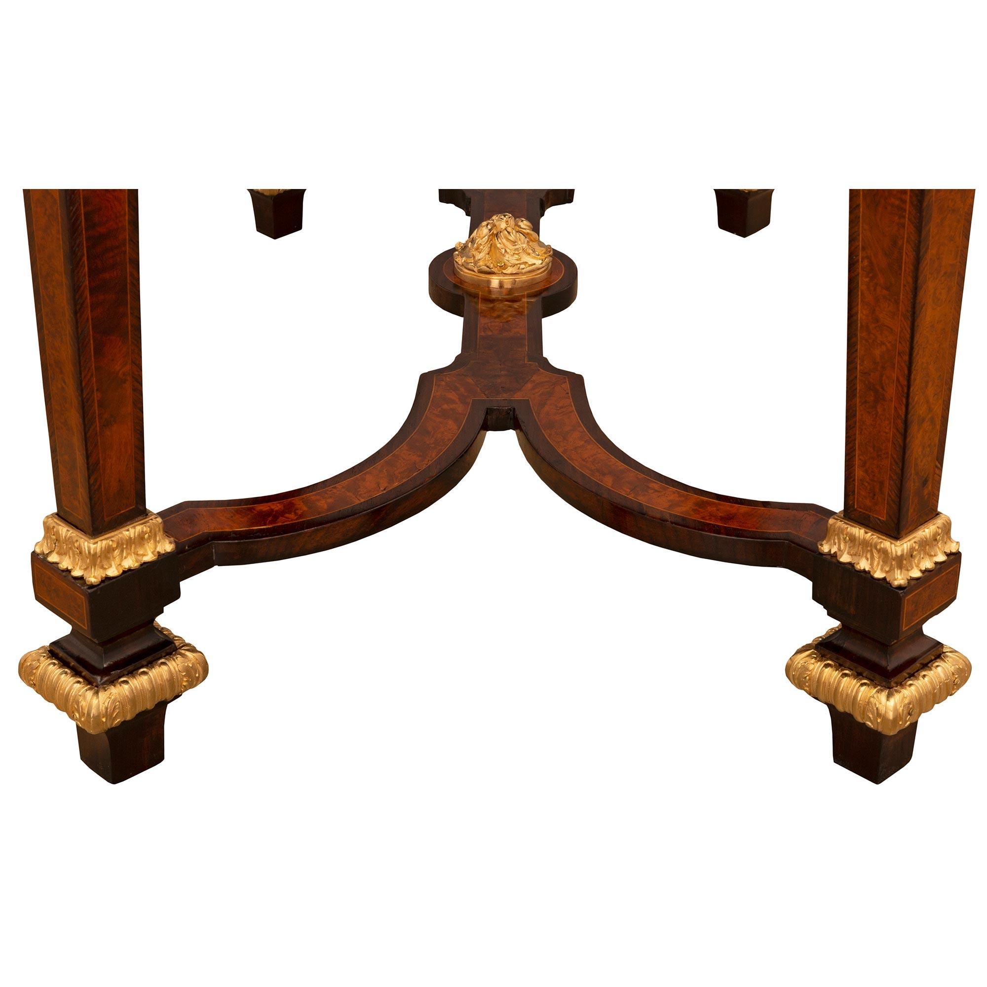 Table d'appoint française du 19ème siècle de style Louis XIV en bois de violette, noyer, bronze doré et marbre en vente 2