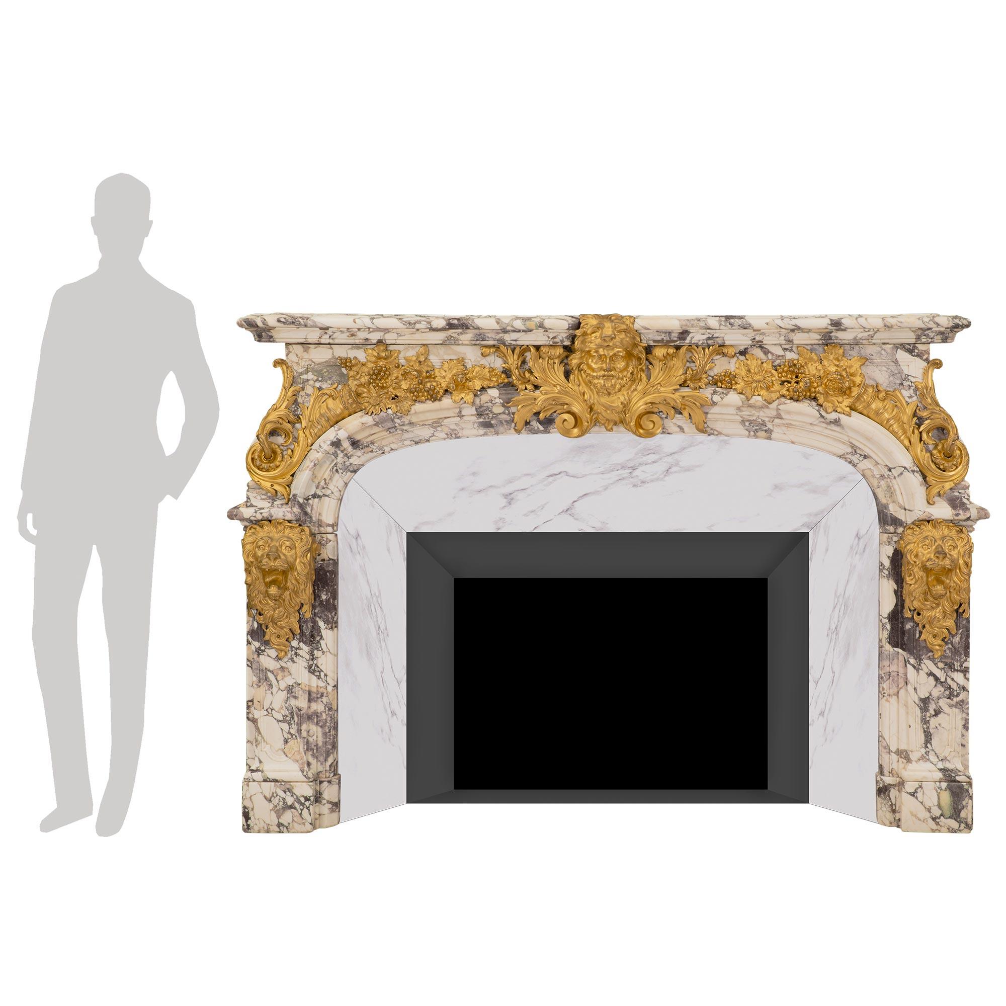 Cheminée française du 19ème siècle en marbre de style Louis XIV avec montures d'origine en vente