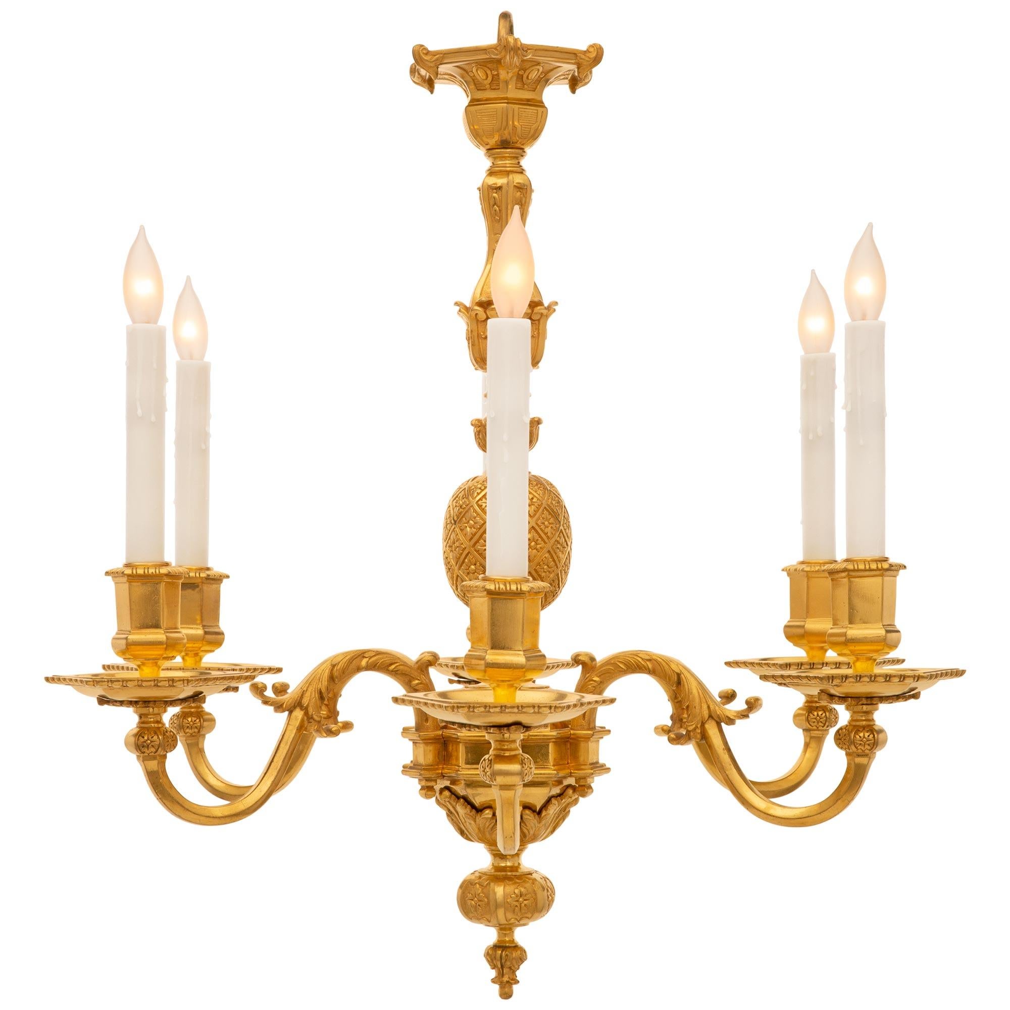 Un lustre en bronze doré de style Louis XIV du 19ème siècle, attribué à Viane. Le lustre à six bras est centré par un magnifique épi floral richement ciselé qui mène à des feuilles d'acanthe entourant le corps. Les six bras carrés aux élégantes