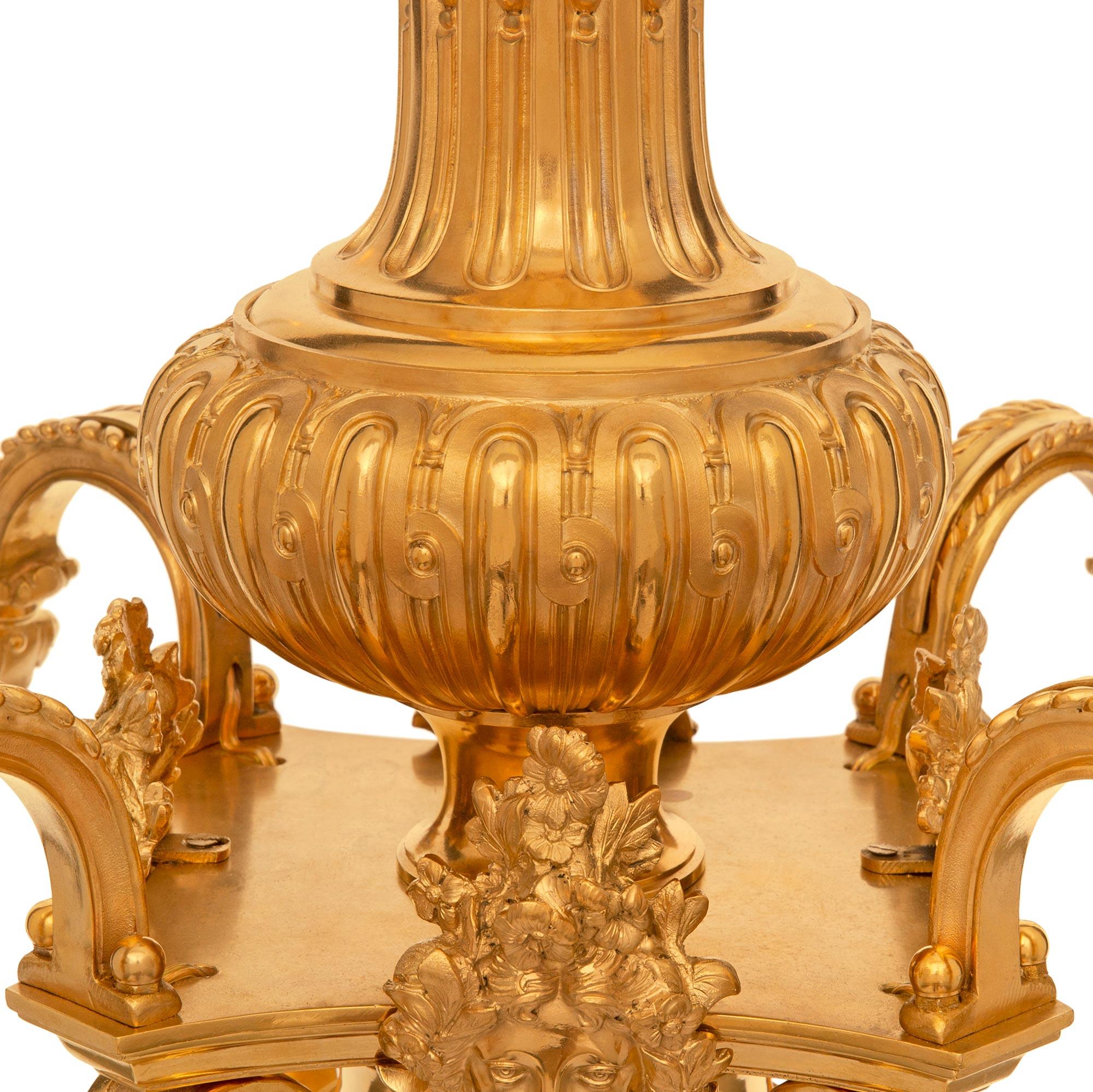 XIXe siècle Lustre en bronze doré Louis XIV du 19ème siècle en vente