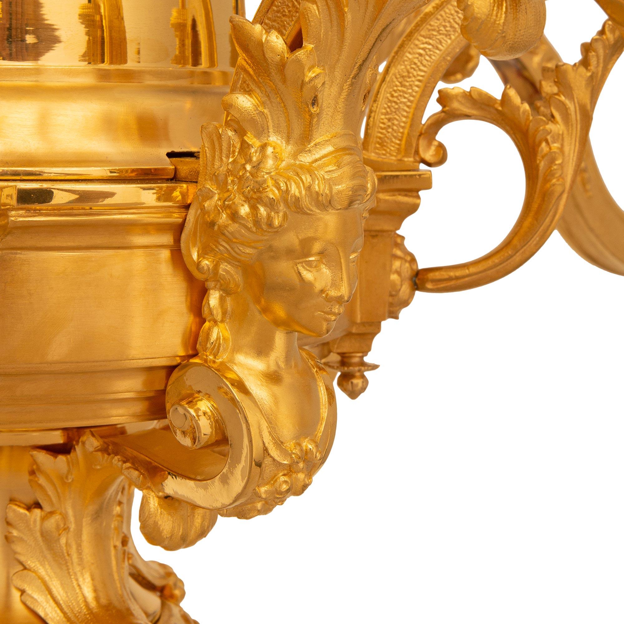 Bronze doré Lustre en bronze doré Louis XIV du 19ème siècle en vente