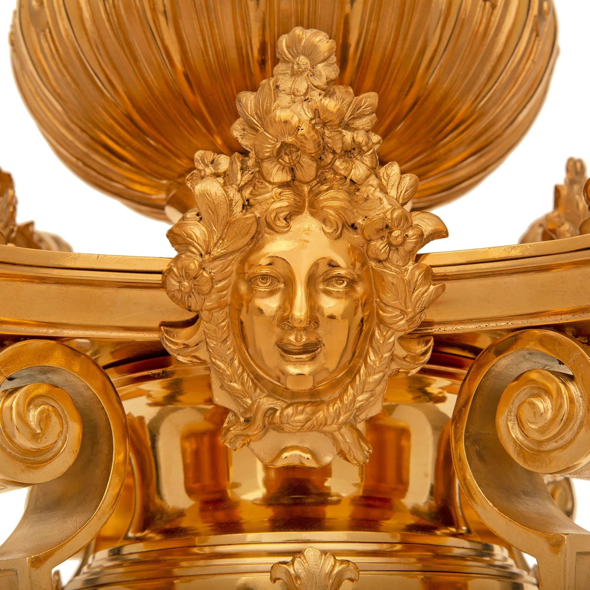 Bronze doré Lustre en bronze doré Louis XIV du 19ème siècle en vente