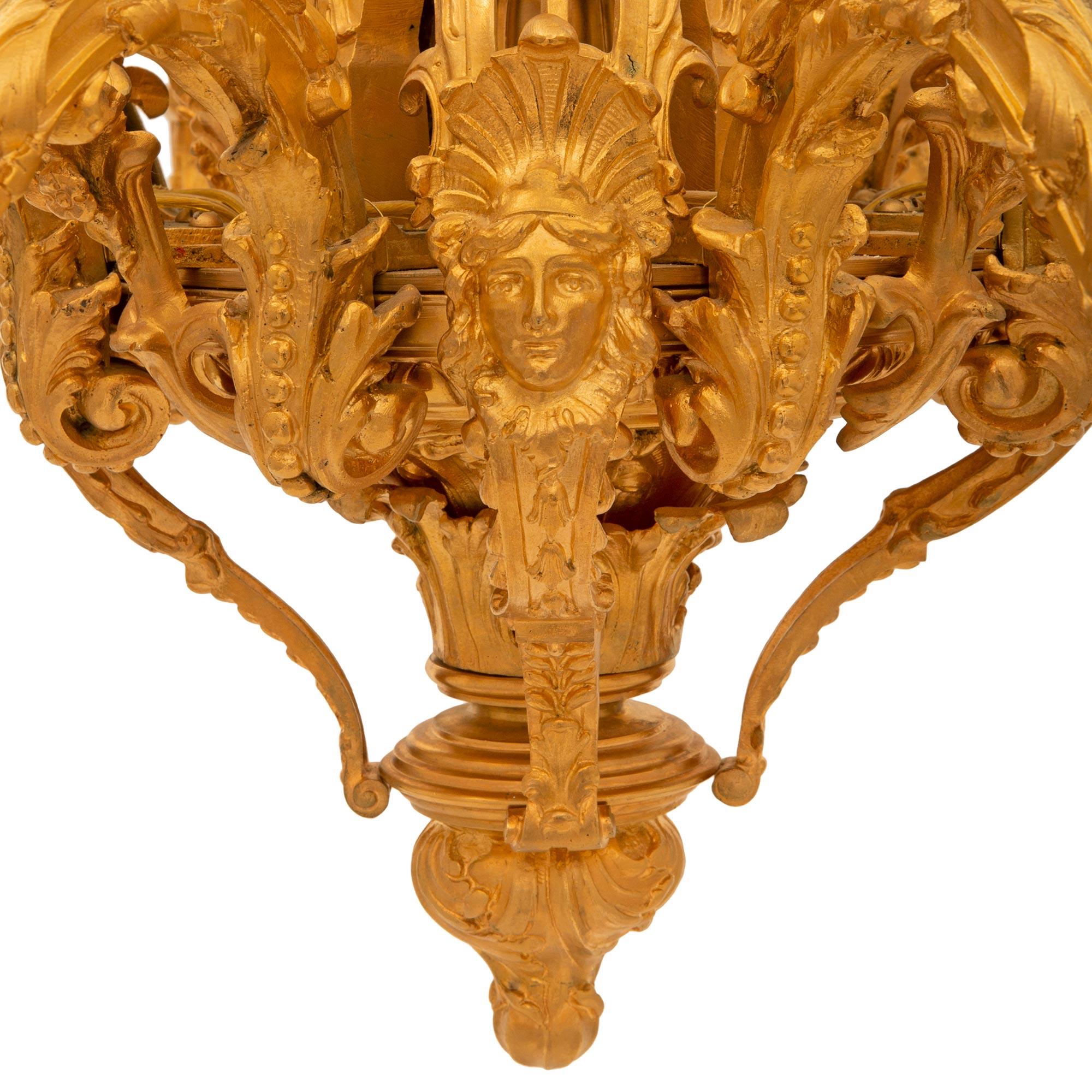 Lustre français du XIXe siècle de style Louis XIV en bronze doré en vente 3